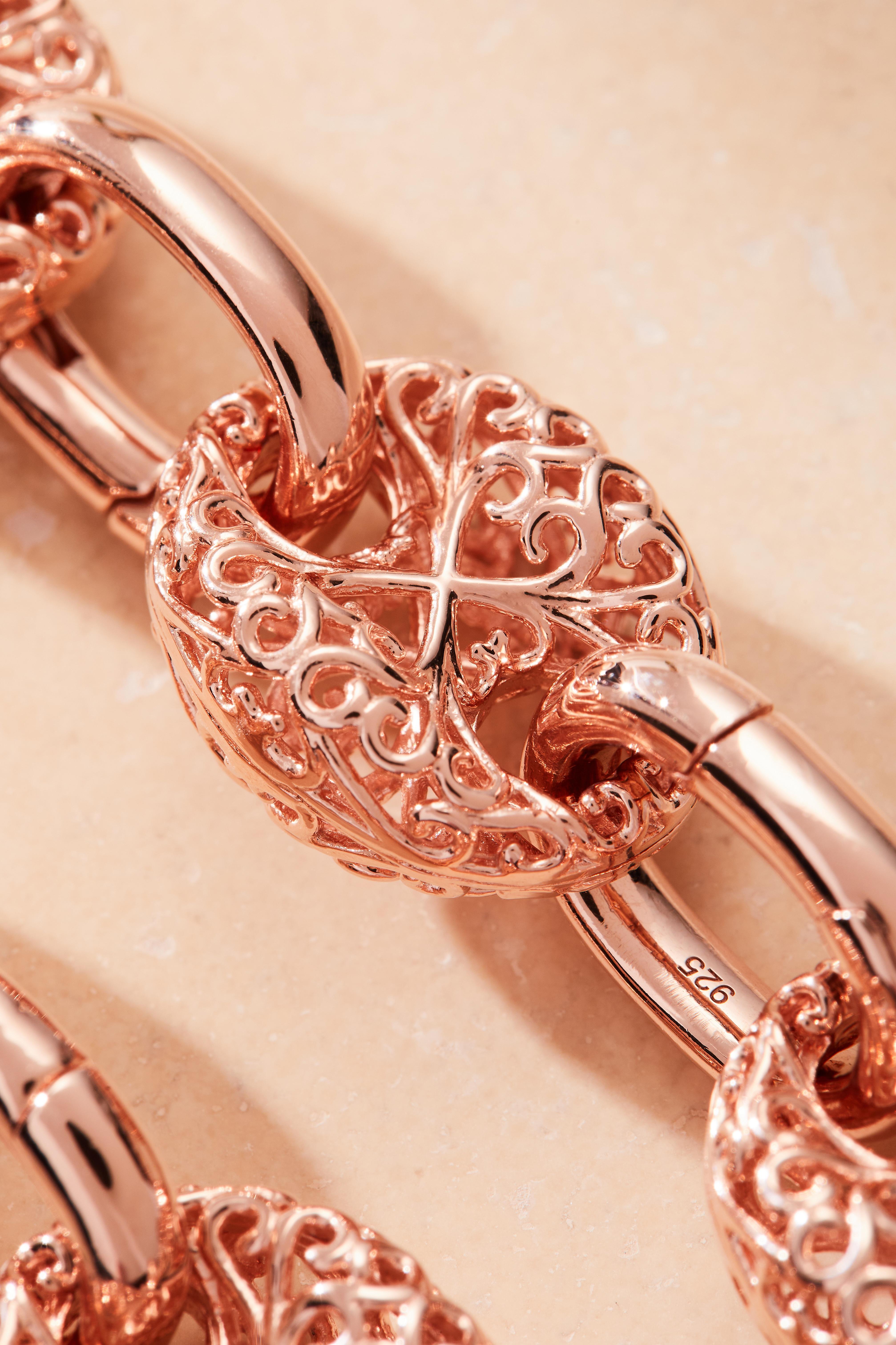 Pulsera Bajo el Mar  - Colección Love Affair

Sumérgete en la elegancia con la Pulsera Bajo el Mar, inspirada en los fascinantes dibujos de los arrecifes de coral. Diseñada para complementar su collar a juego, esta intrincada pieza cuenta con