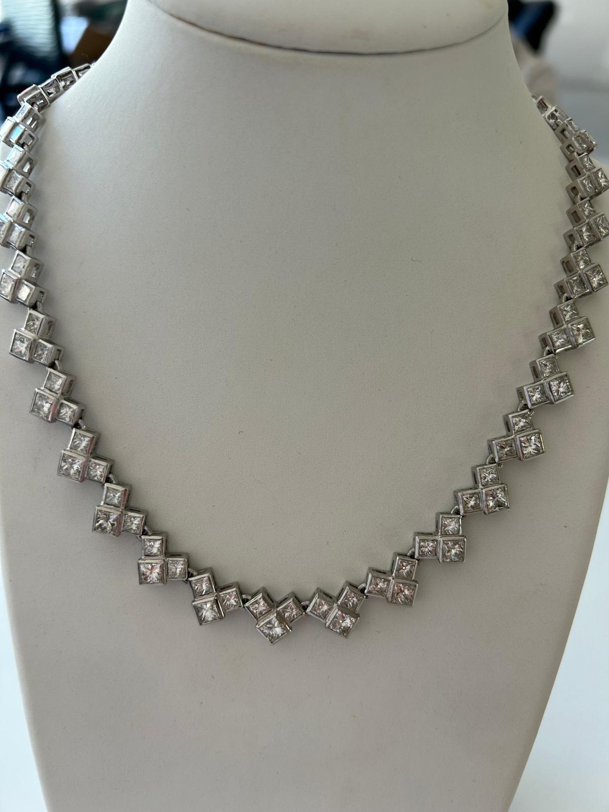 Collana Tennis con 108 pietre e diamanti taglio principessa - 38,5 carati in oro bianco 18 carati (52 grammi)
Splendida collana tennis di diamanti con 108 pietre per un totale di 38,5 carati di diamanti taglio Princess di eccellente qualità,