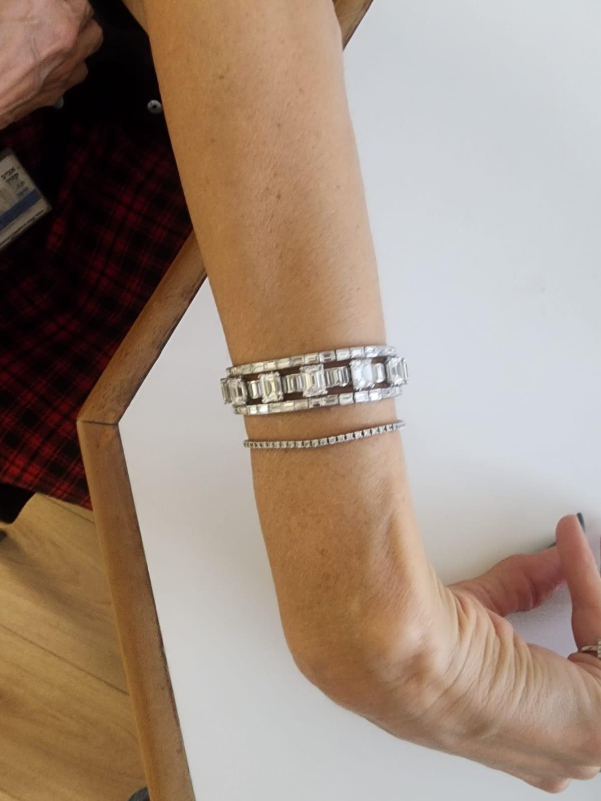 La Pulsera de Diamantes de Oro es un testimonio de refinada elegancia.

Esta impresionante pieza exhibe 21,49 quilates de 15 diamantes talla esmeralda, célebres por su prístino color blanco y su claridad VVS-VS1, todas las piedras están certificadas