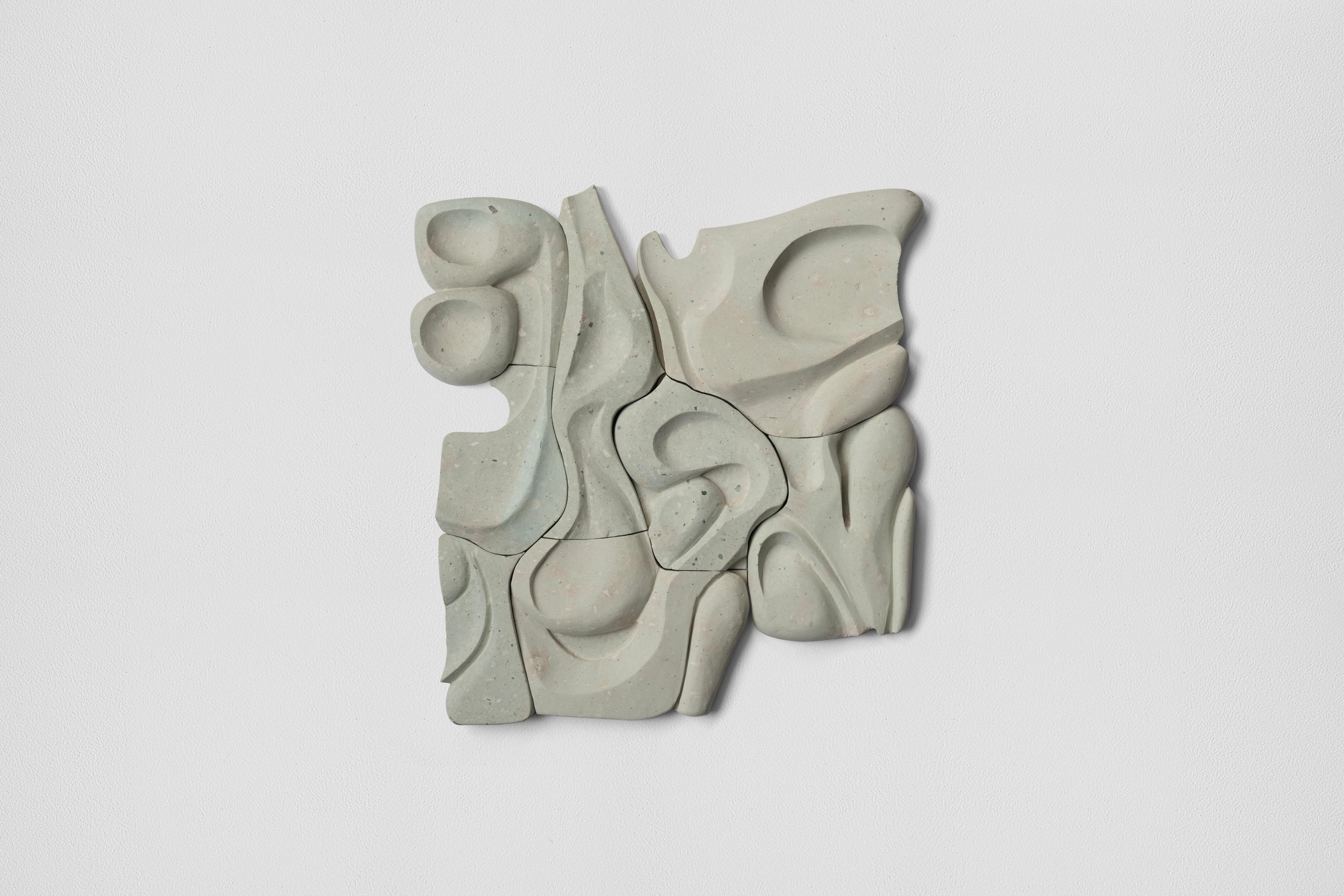 Escultura El Universo mora en mí de Carri
Dimensiones: An 70 x Pr 5 x Al 80 cm
Materiales: Cantera Verde.

B 1995 La práctica íntima de Fernanda Carri abarca la pintura, la escultura, la cerámica y el textil, mientras que su temática abarca desde