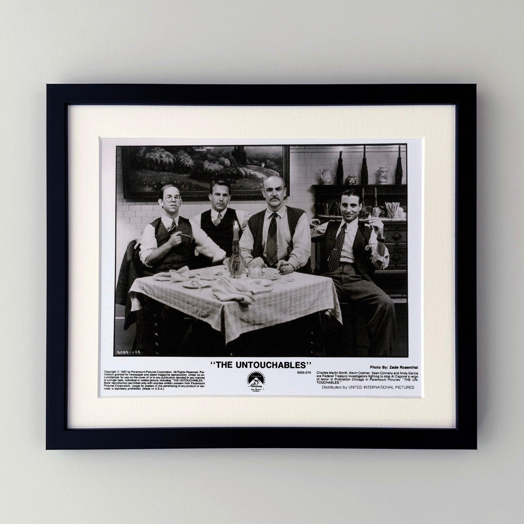 Photo publicitaire originale de 8x10 inches pour The Untouchables (1987) avec Kevin Costner, Sean Connery et Robert De Niro et réalisé par Brian De Palma.

Les photos de publicité (film/production) ont été créées pour aider les studios à promouvoir