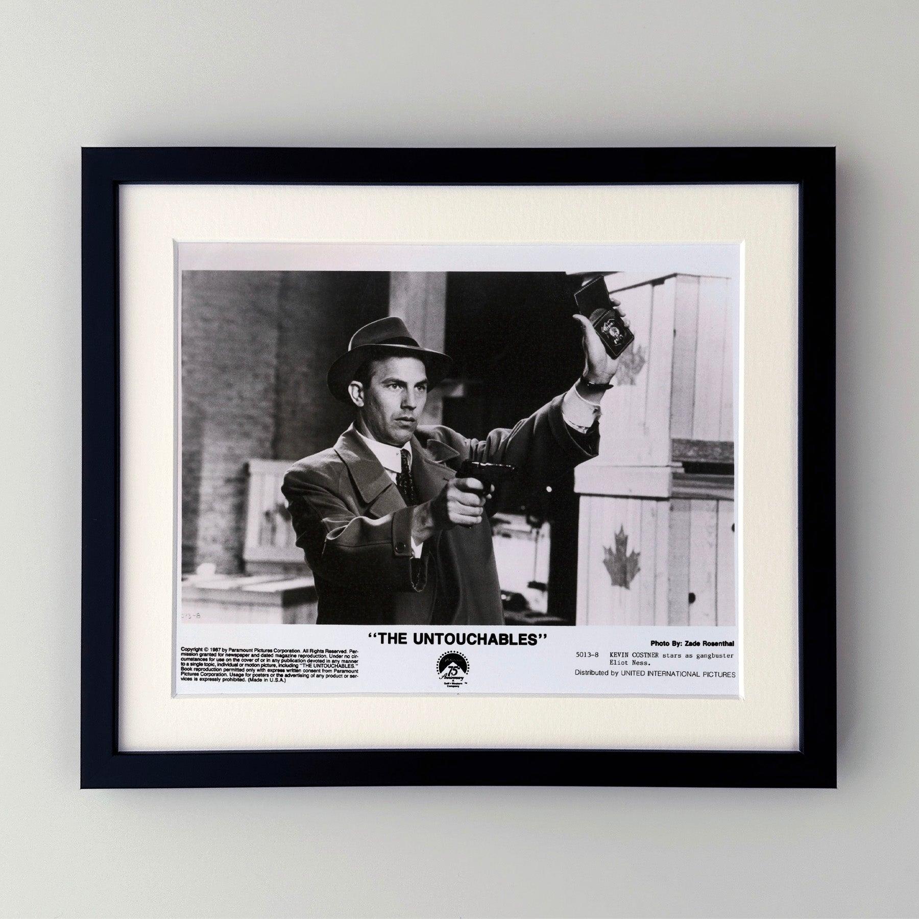Photo publicitaire originale de 8x10 inches pour The Untouchables (1987) avec Kevin Costner, Sean Connery et Robert De Niro et réalisé par Brian De Palma.

Les photos de publicité (film/production) ont été créées pour aider les studios à promouvoir