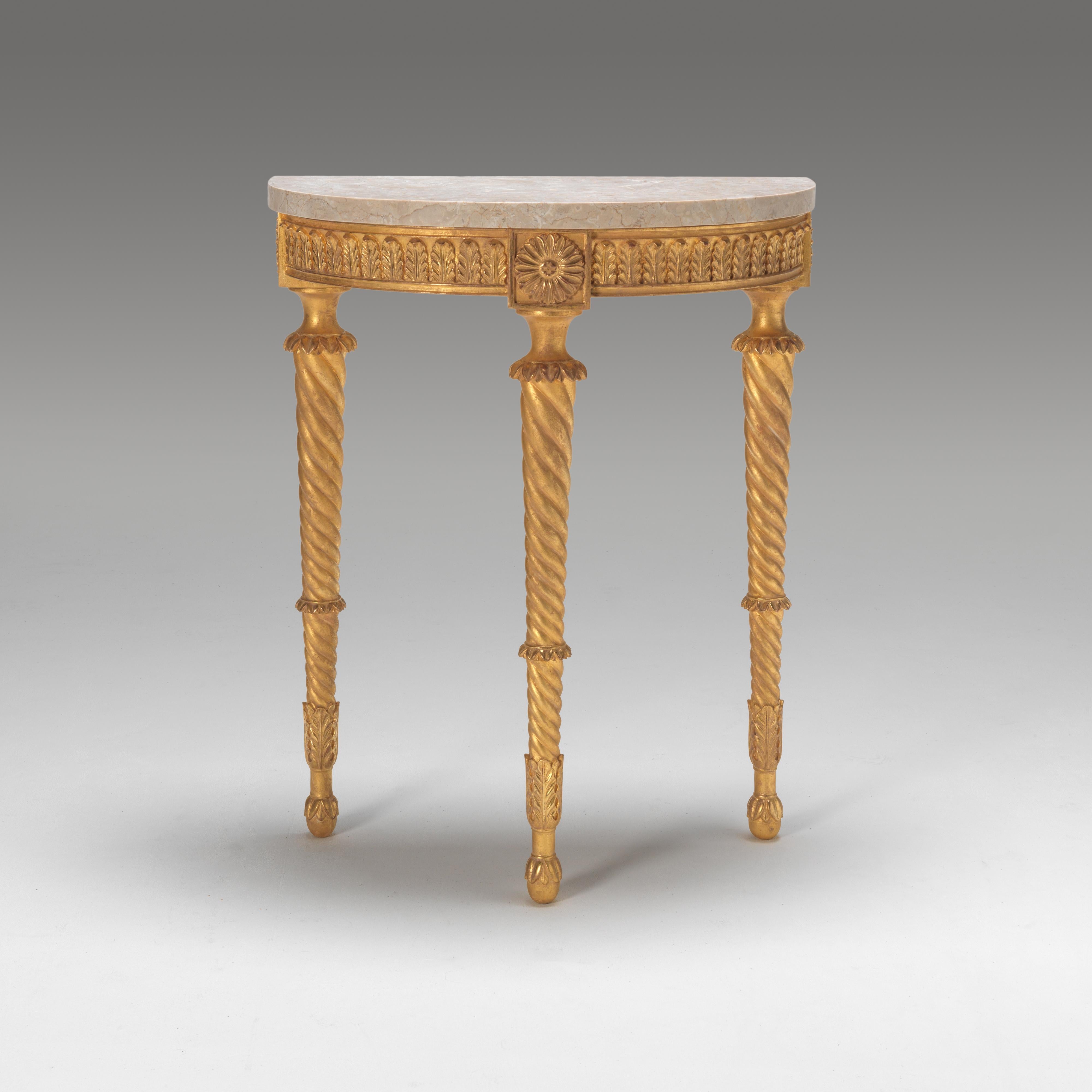 Ein feiner vergoldeter Demi-Lune Beistell- oder Anlegetisch aus Marmor im George III Design.
Wird mit unserer Standardplatte aus gealtertem Crema-Marmor geliefert.

Bitte beachten Sie, dass wir derzeit mit einer Vorlaufzeit von 30-36 Wochen arbeiten.