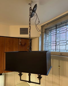 The Urban Electric Co. 2-Licht-Pendelleuchte aus schwarzem Metall und brüniertem Messing