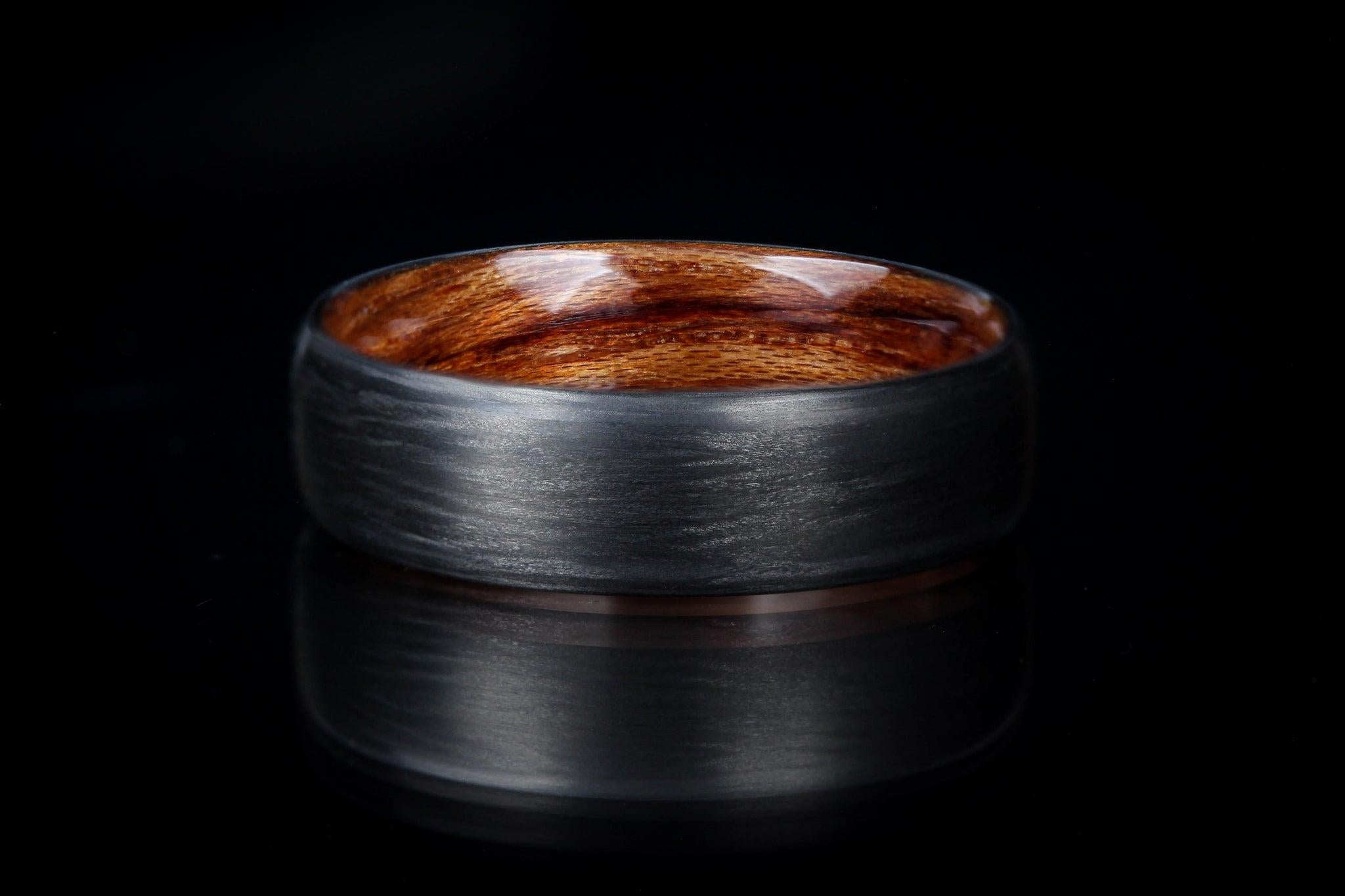 En vente :  Crafting Hand-Carbon Fiber with Bentwood Interior 6mm Comfort Fit Wedding Band. 2