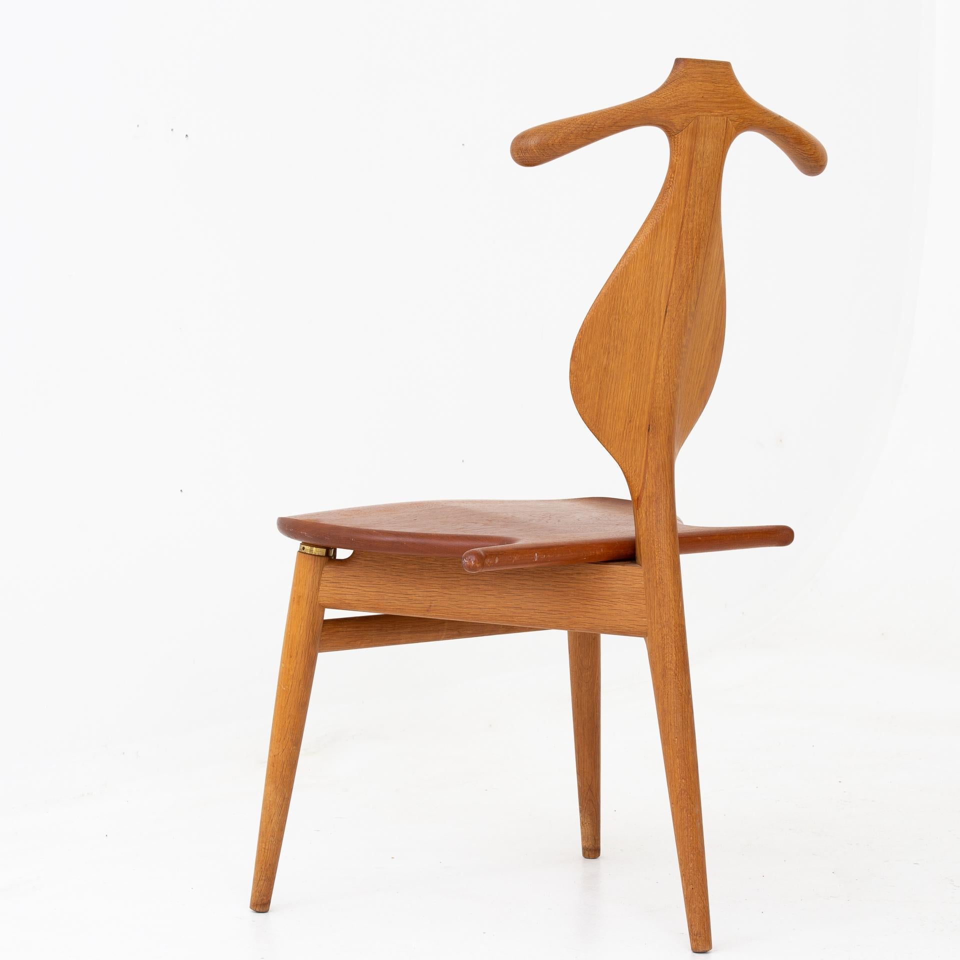 JH 540 - The Valet chair in oak and seat of teak. Design 1953. Maker Johannes Hansen.