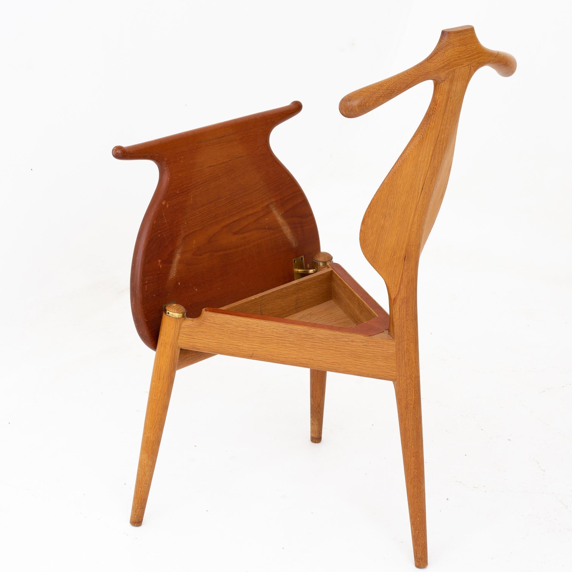 Scandinave moderne Le valet:: par Hans J. Wegner.