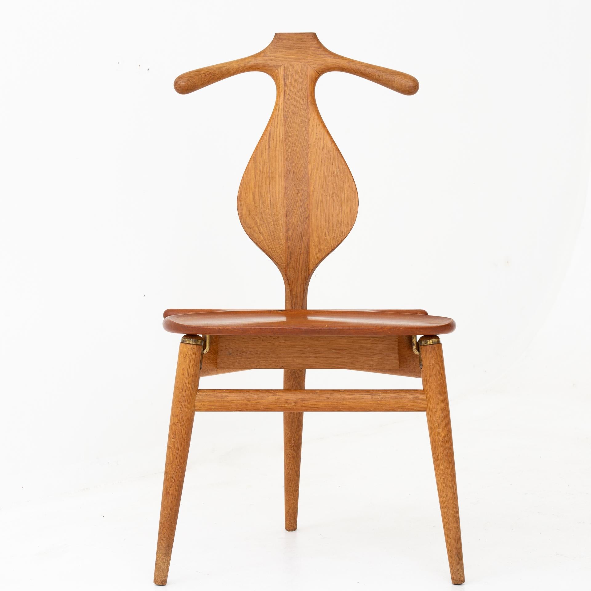 Chêne Le valet:: par Hans J. Wegner.