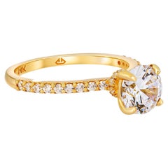 The Veiled Halo Round Brilliant Moissanite Verlobungsring 14k Gold