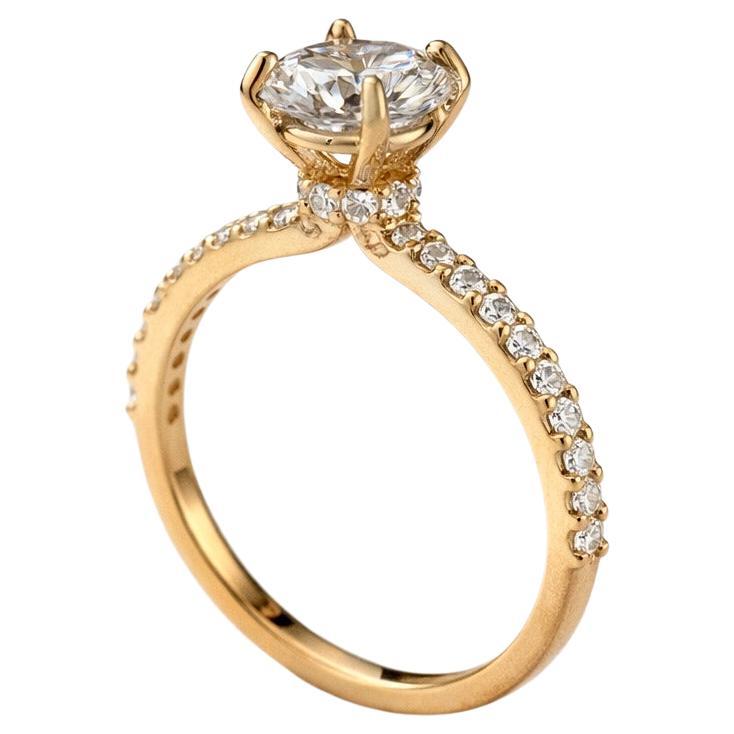 El Halo Velado Anillo de Compromiso de Moissanita Redonda Brillante de Oro de 14k