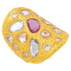 Anello da cocktail con diamante e zaffiro Venus in oro 22k di Tagili