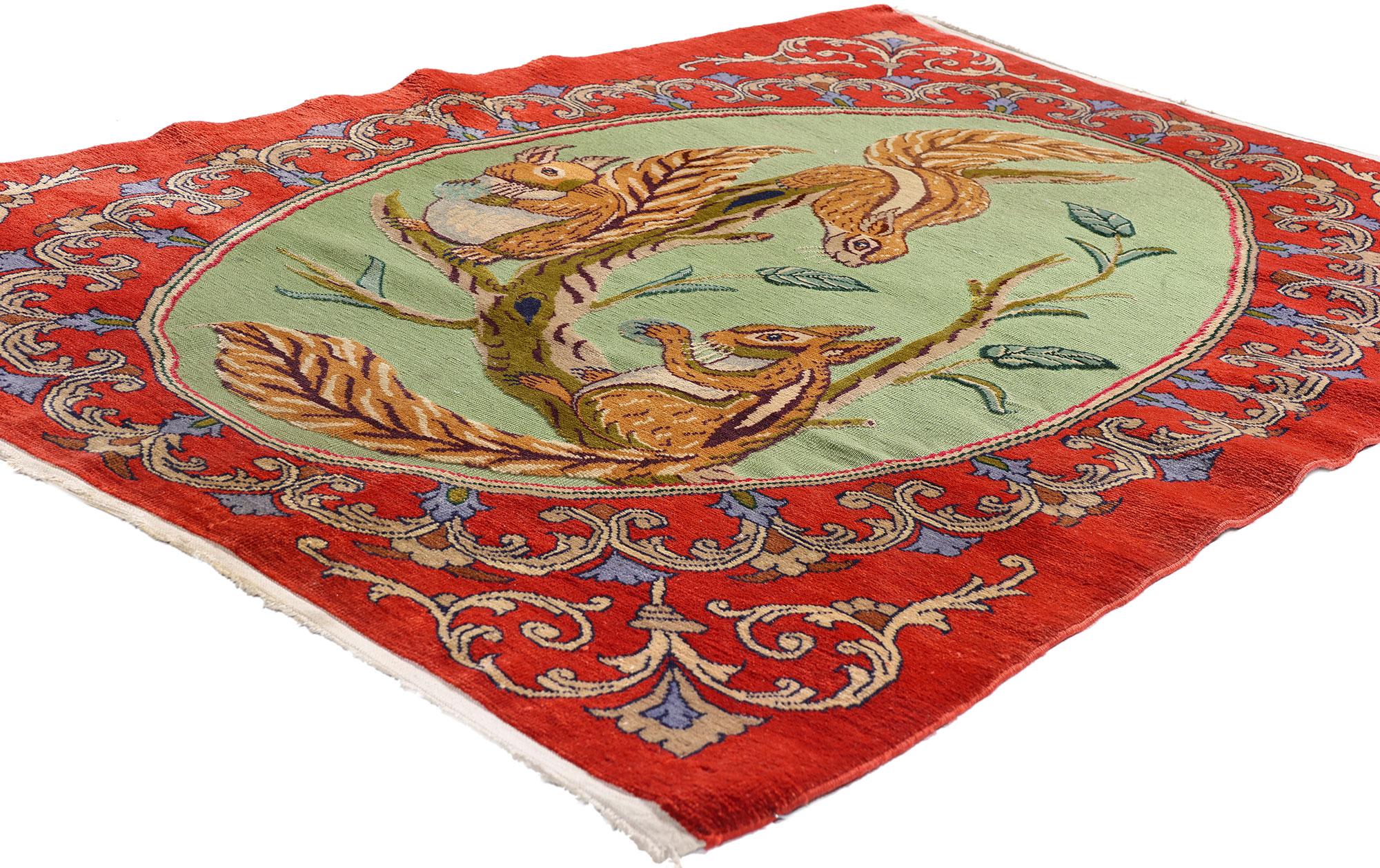 61410 Tappeto persiano pittorico Kashan d'epoca, 03'07 x 05'01. Questo incantevole tappeto persiano Kashan pittorico in lana annodato a mano è un tesoro raro pensato per il collezionista che si diletta con pezzi che sfumano il confine tra arte e