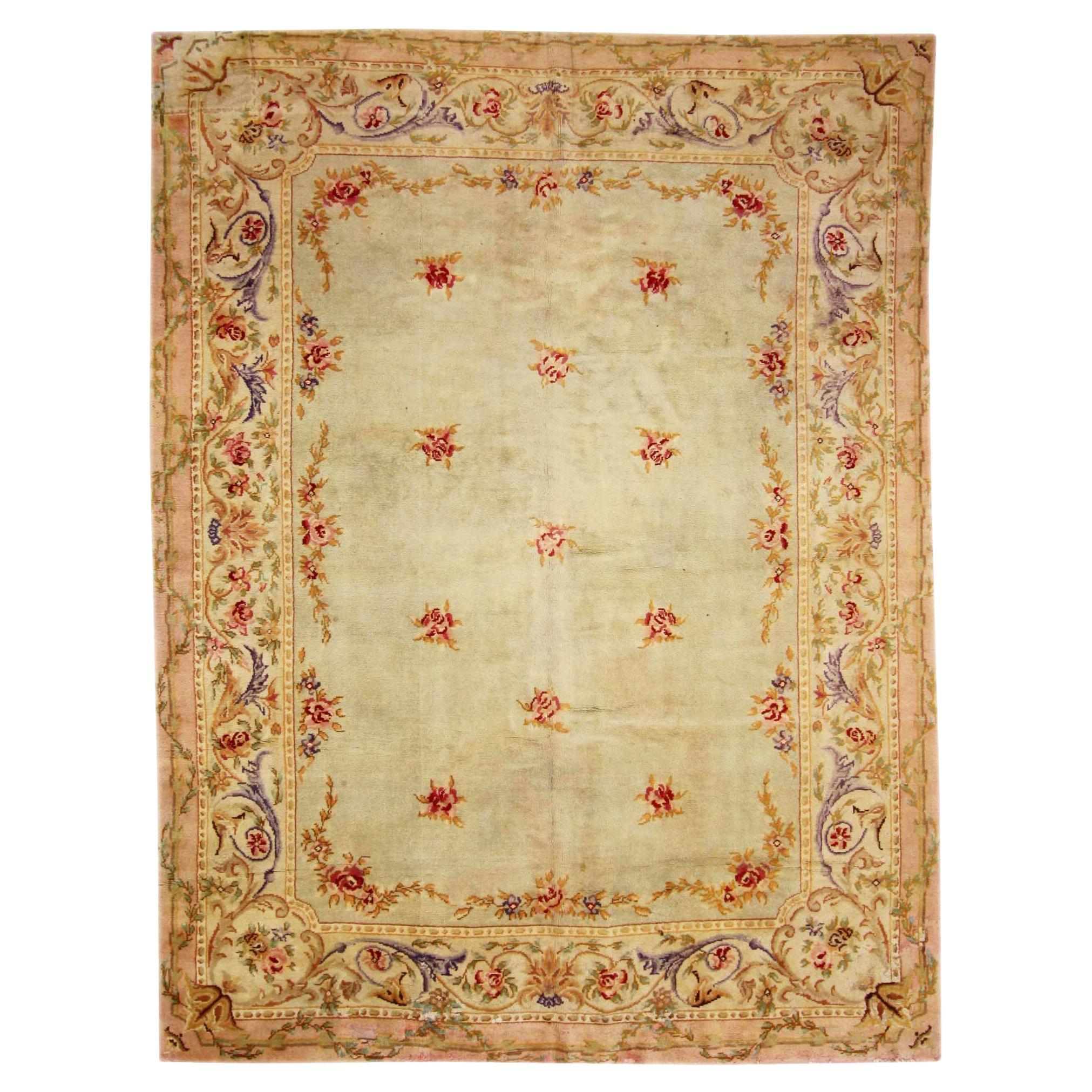 La floraison de Versailles : Antique French Savonnerie Rug of Courtly Elegance (Tapis de Savonnerie français ancien d
une grande élégance)
