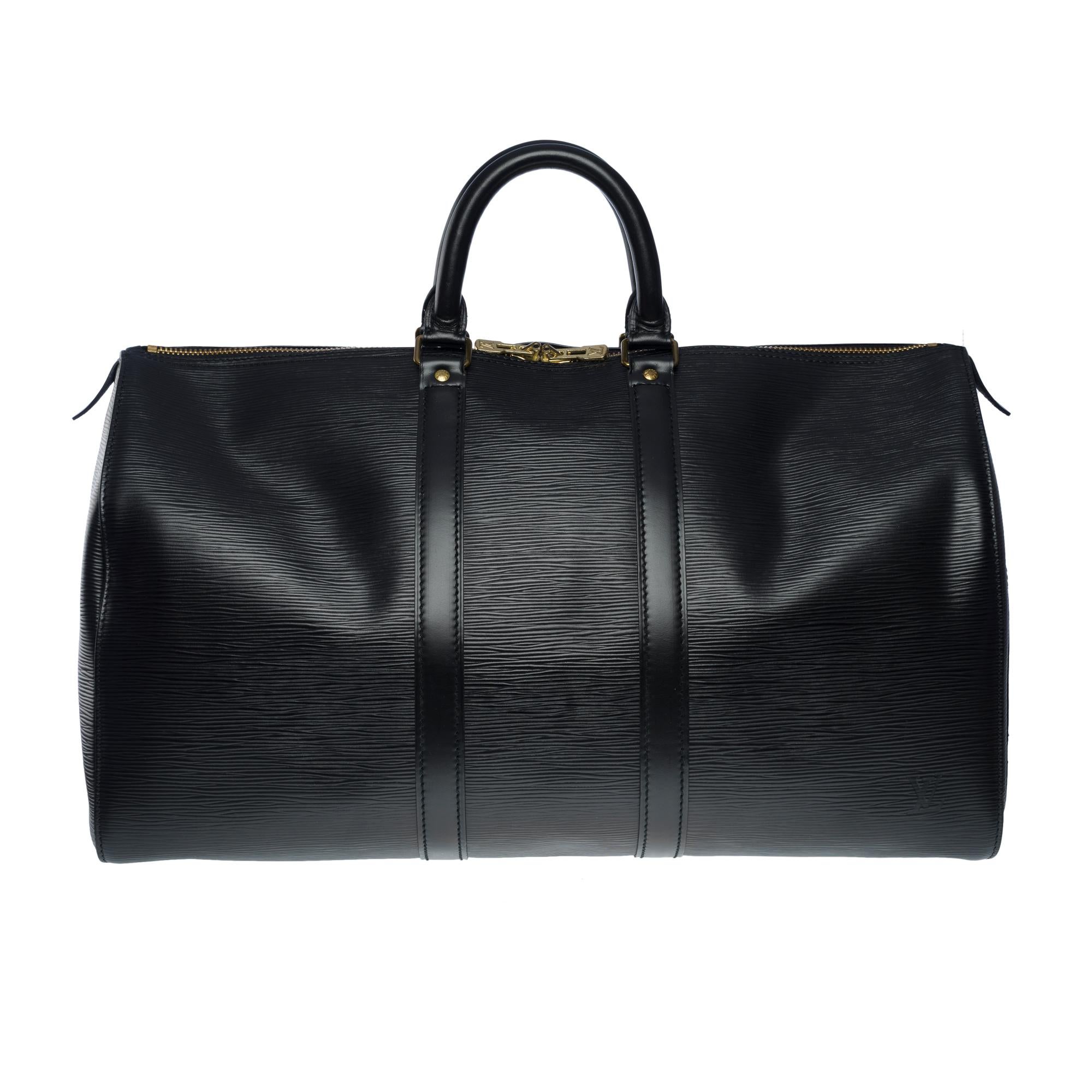 The very Chic Louis Vuitton Keepall travel bag 45 cm in black epi leather, double zipper sliders, double black leather handle allowing a hand carry
Zip closure
A left side outer patch pocket
Black suede inner lining
Signature “LOUIS VUITTON, Made in