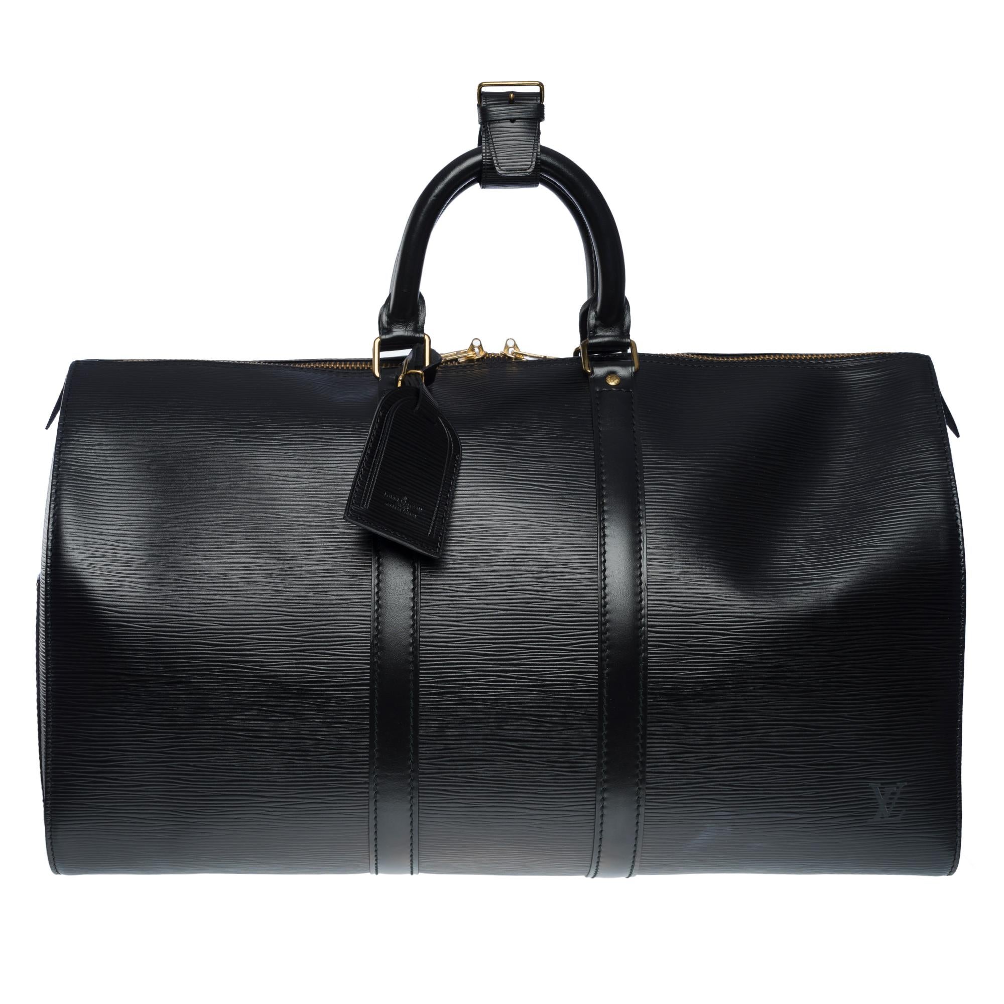 The very Chic Louis Vuitton Keepall travel bag 45 cm in black epi leather, double zipper sliders, double black leather handle allowing a hand carry
Zip closure
A left side outer patch pocket
Black suede inner lining
Signature “LOUIS VUITTON, Made in