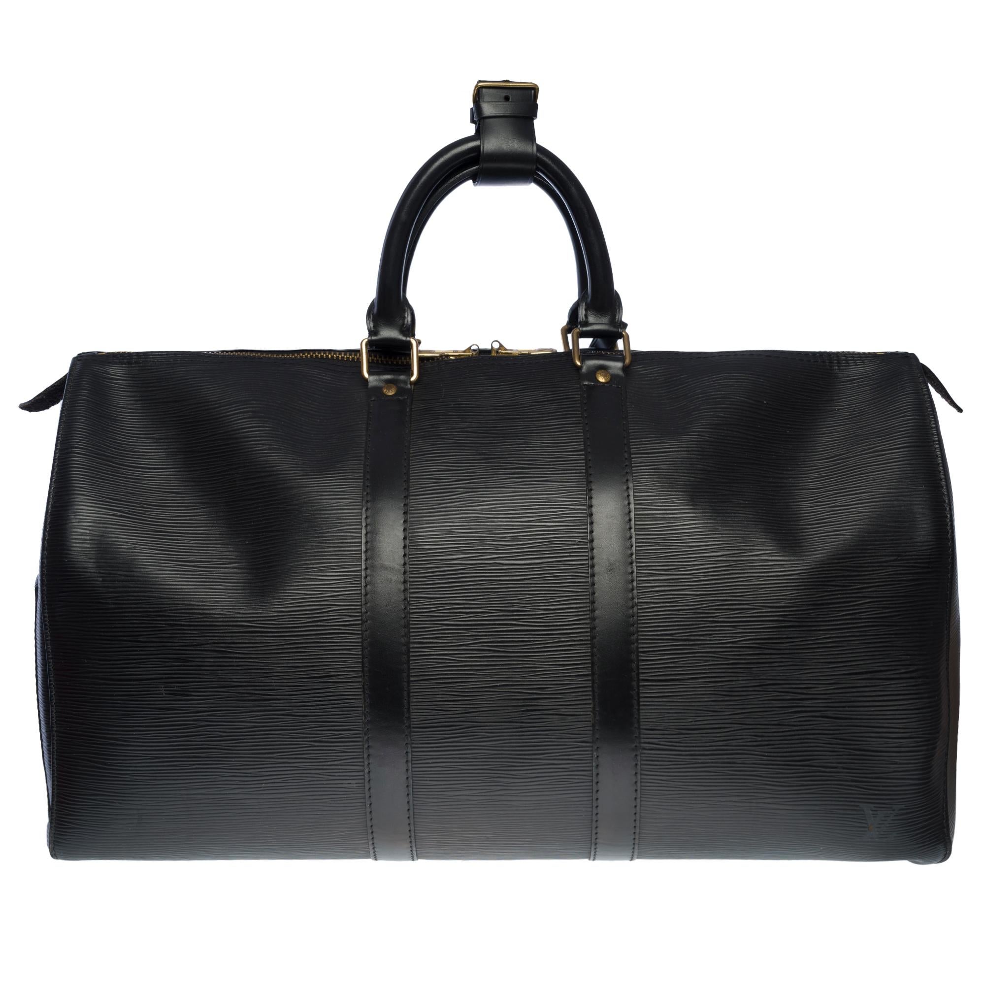 The very Classy Louis Vuitton Keepall 45 cm travel bag in black epi leather, double zipper sliders, double black leather handle for easy carrying
Zip
A left side patch pocket
Inner lining in black suede
Signature “LOUIS VUITTON, Made in