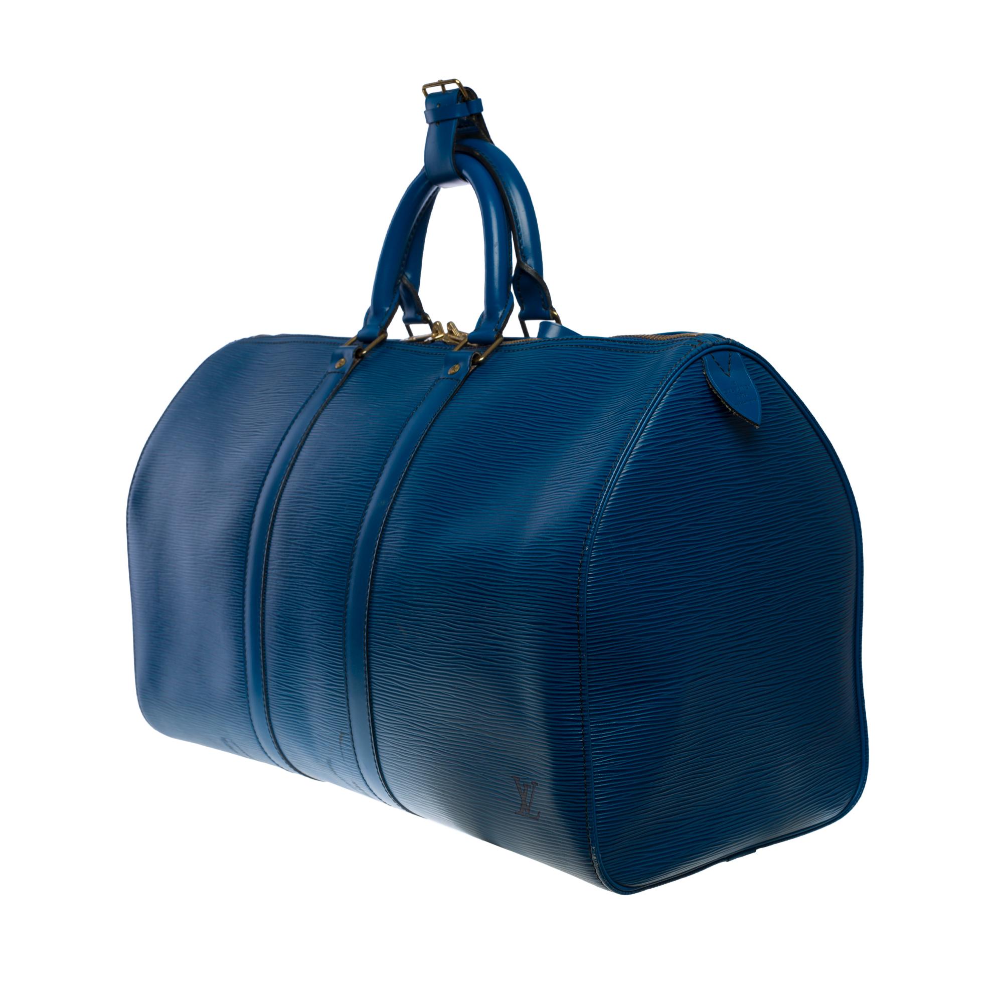 Le très chic sac de voyage Louis Vuitton Keepall 45 en cuir épi bleu, GHW Bon état à Paris, IDF