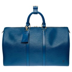 Le très chic sac de voyage Louis Vuitton Keepall 45 en cuir épi bleu, GHW