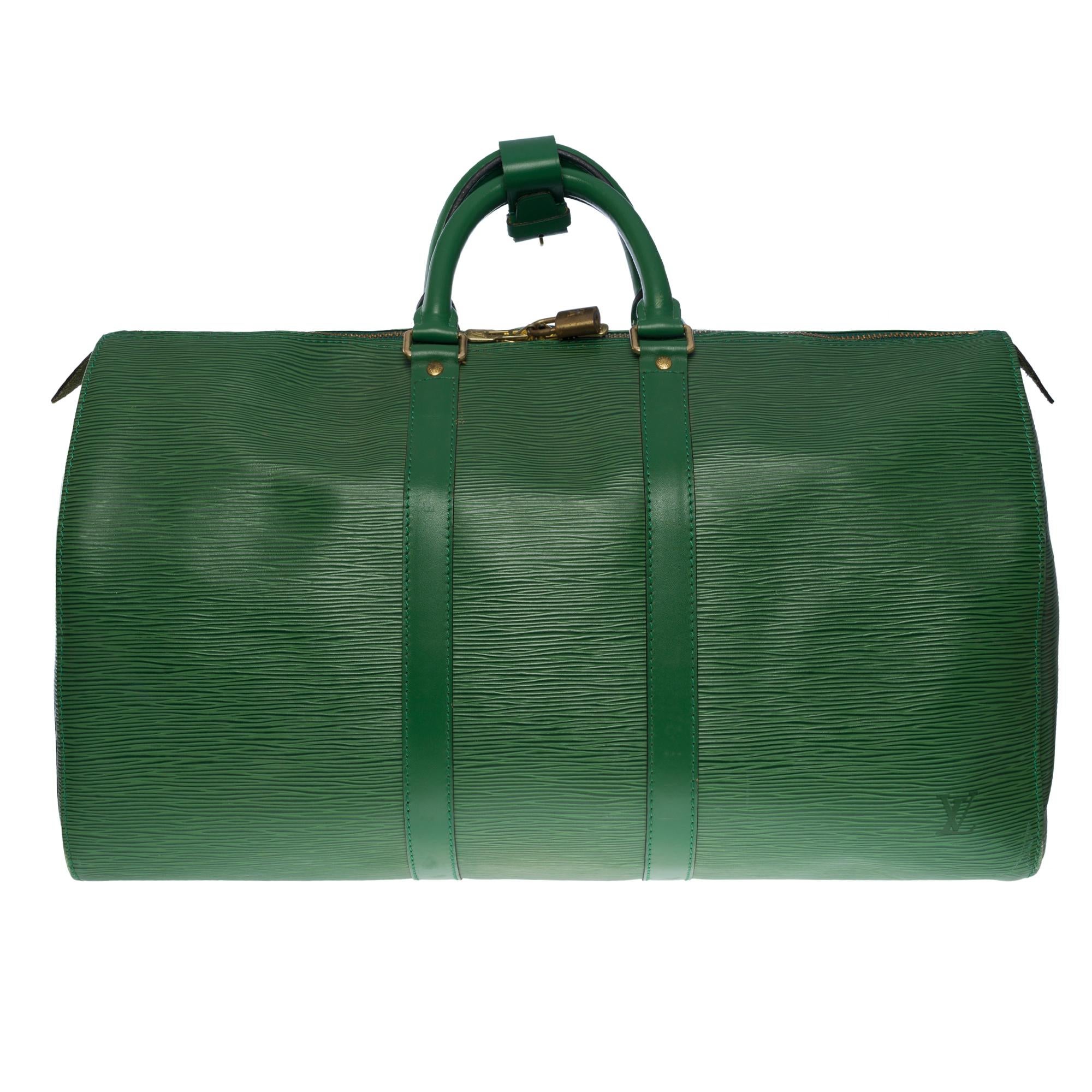 The Very Chic Louis Vuitton “Keepall” 45 cm Travel Bag in Green Epi Leather, double zipper sliders, double green leather handle for a hand carry

Zip closure
A side patch pocket
Green suede inner lining
Signature “LOUIS VUITTON, Made in