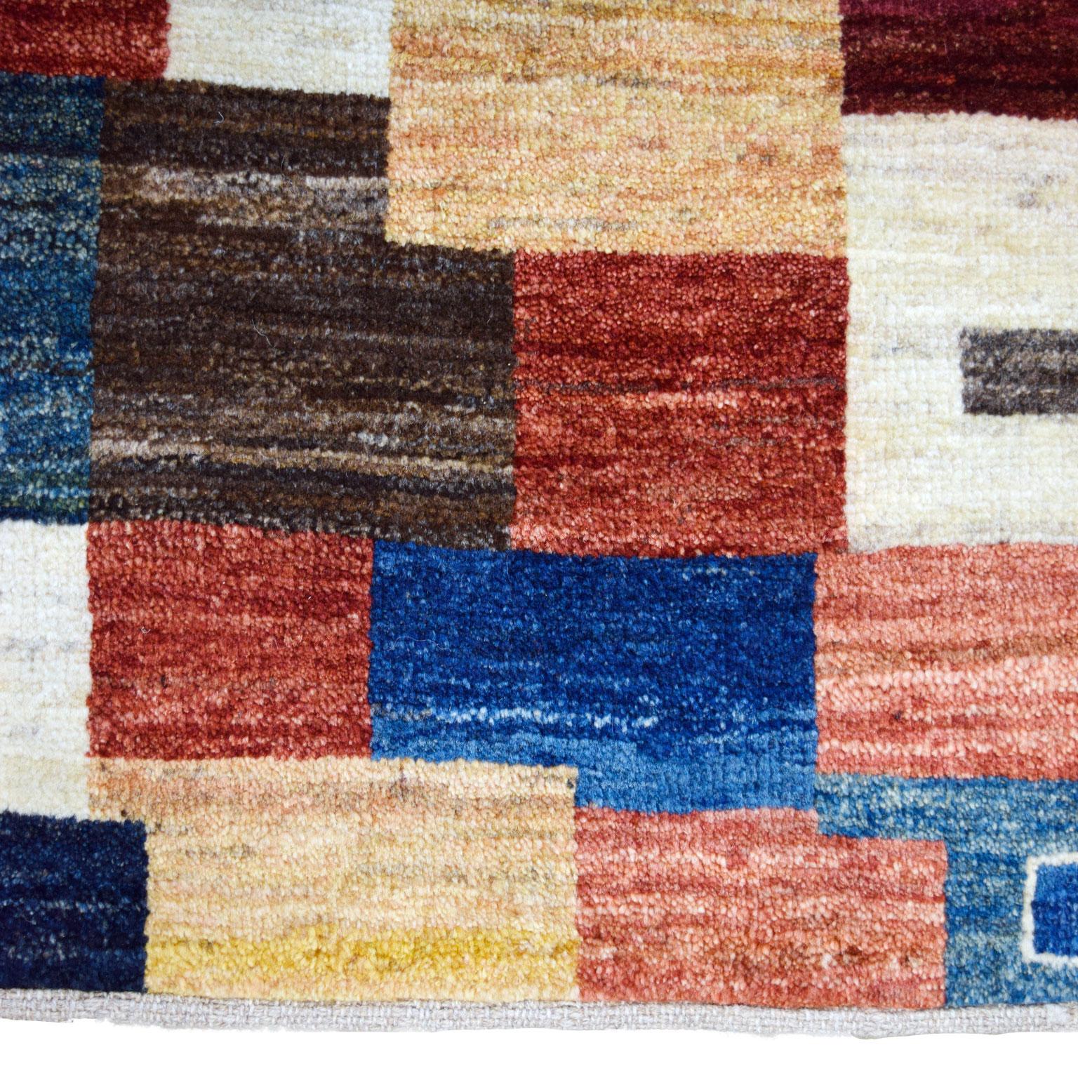 „The Village“ Persischer Luri Gabbeh Stammeskunst-Teppich aus Wolle, Blau, Rot, Taupe, 3' x 4' im Angebot 6