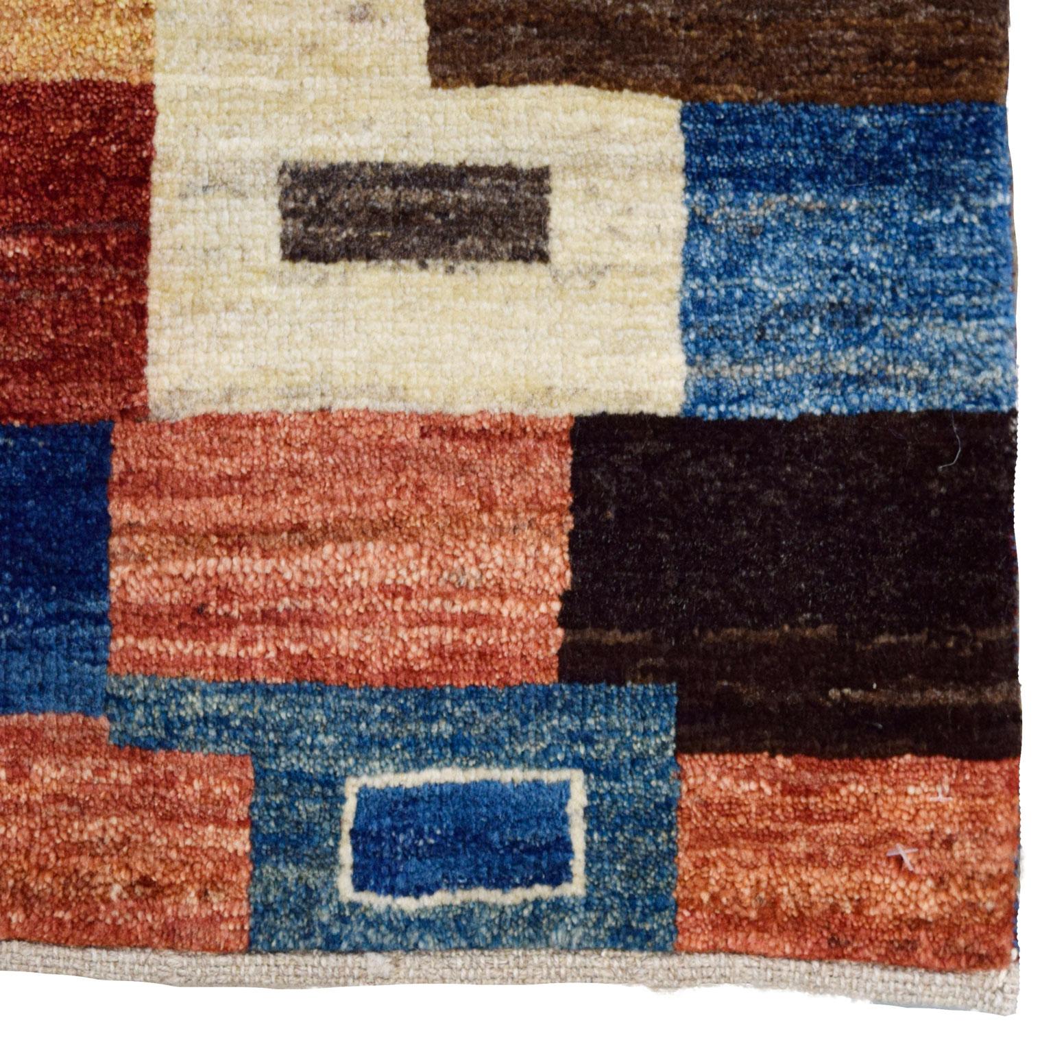 „The Village“ Persischer Luri Gabbeh Stammeskunst-Teppich aus Wolle, Blau, Rot, Taupe, 3' x 4' im Angebot 7