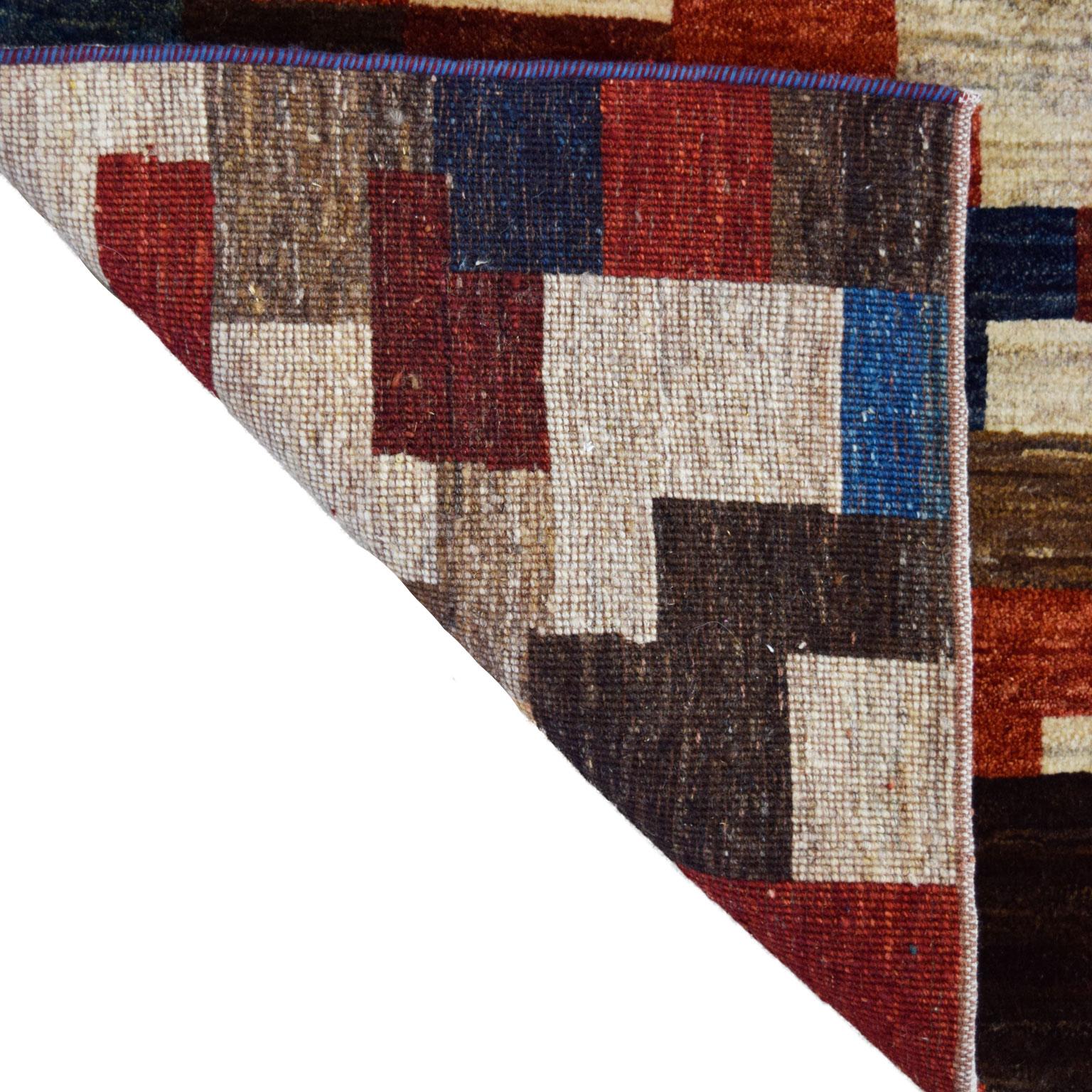 „The Village“ Persischer Luri Gabbeh Stammeskunst-Teppich aus Wolle, Blau, Rot, Taupe, 3' x 4' im Angebot 8