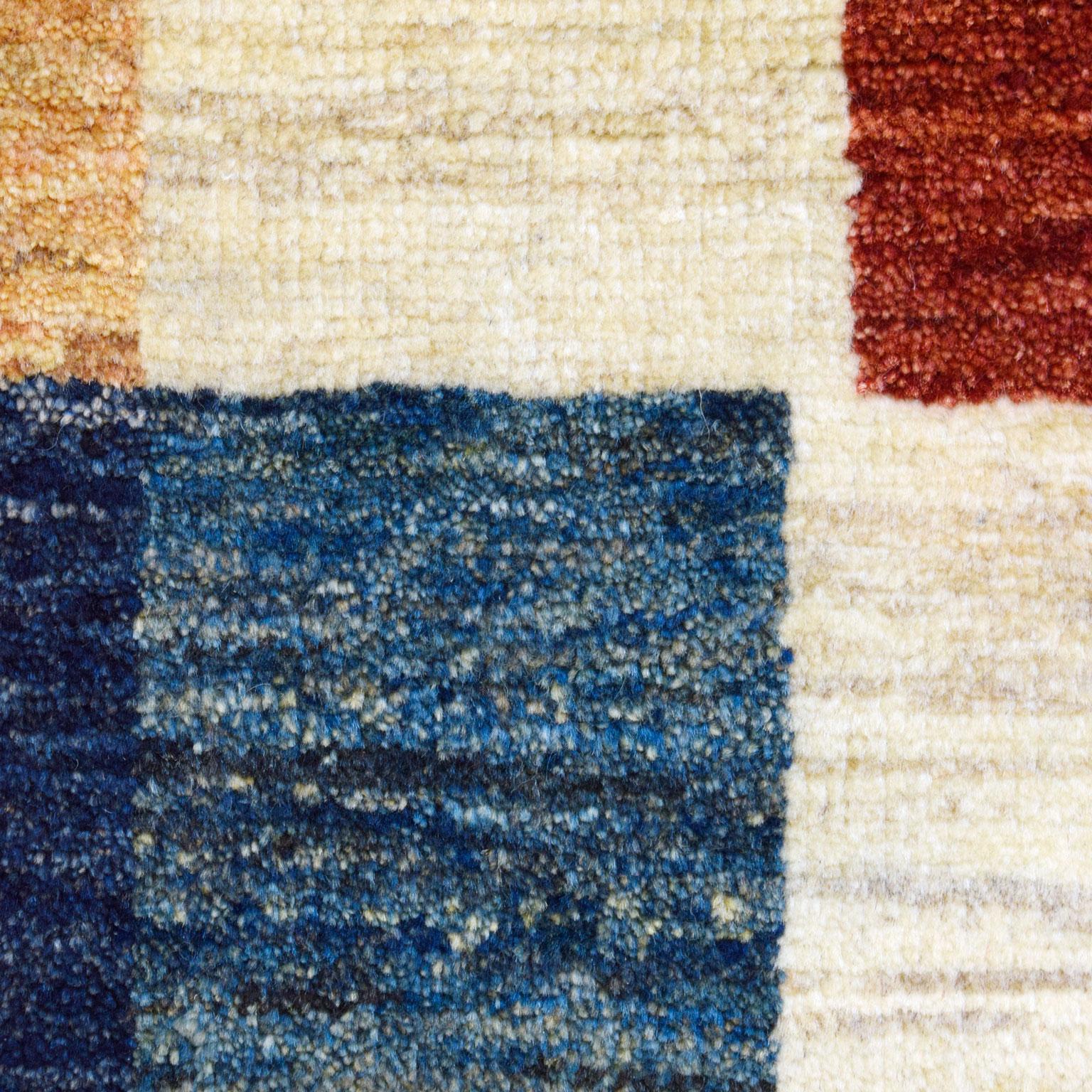 „The Village“ Persischer Luri Gabbeh Stammeskunst-Teppich aus Wolle, Blau, Rot, Taupe, 3' x 4' (21. Jahrhundert und zeitgenössisch) im Angebot