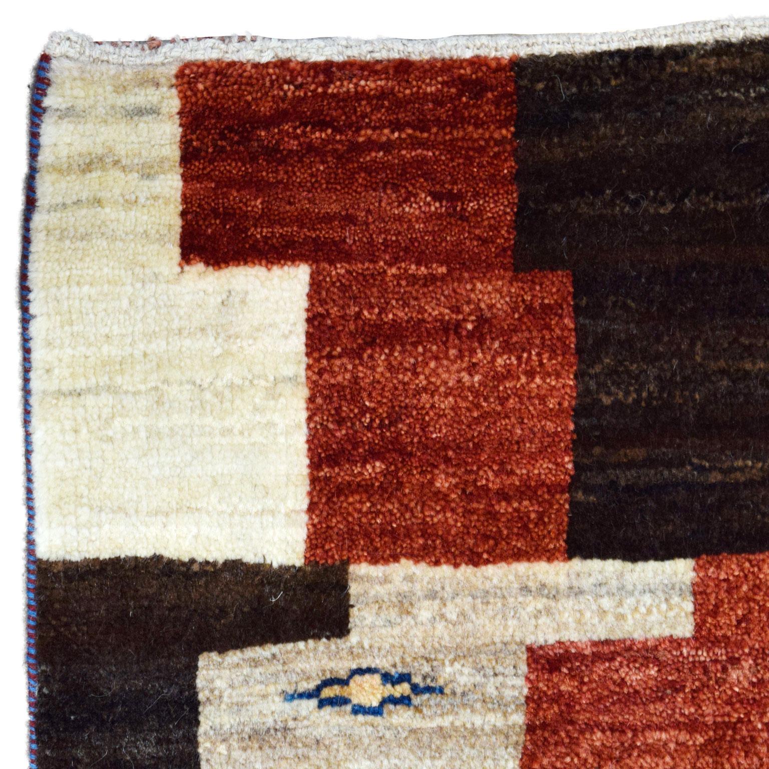 „The Village“ Persischer Luri Gabbeh Stammeskunst-Teppich aus Wolle, Blau, Rot, Taupe, 3' x 4' im Angebot 2