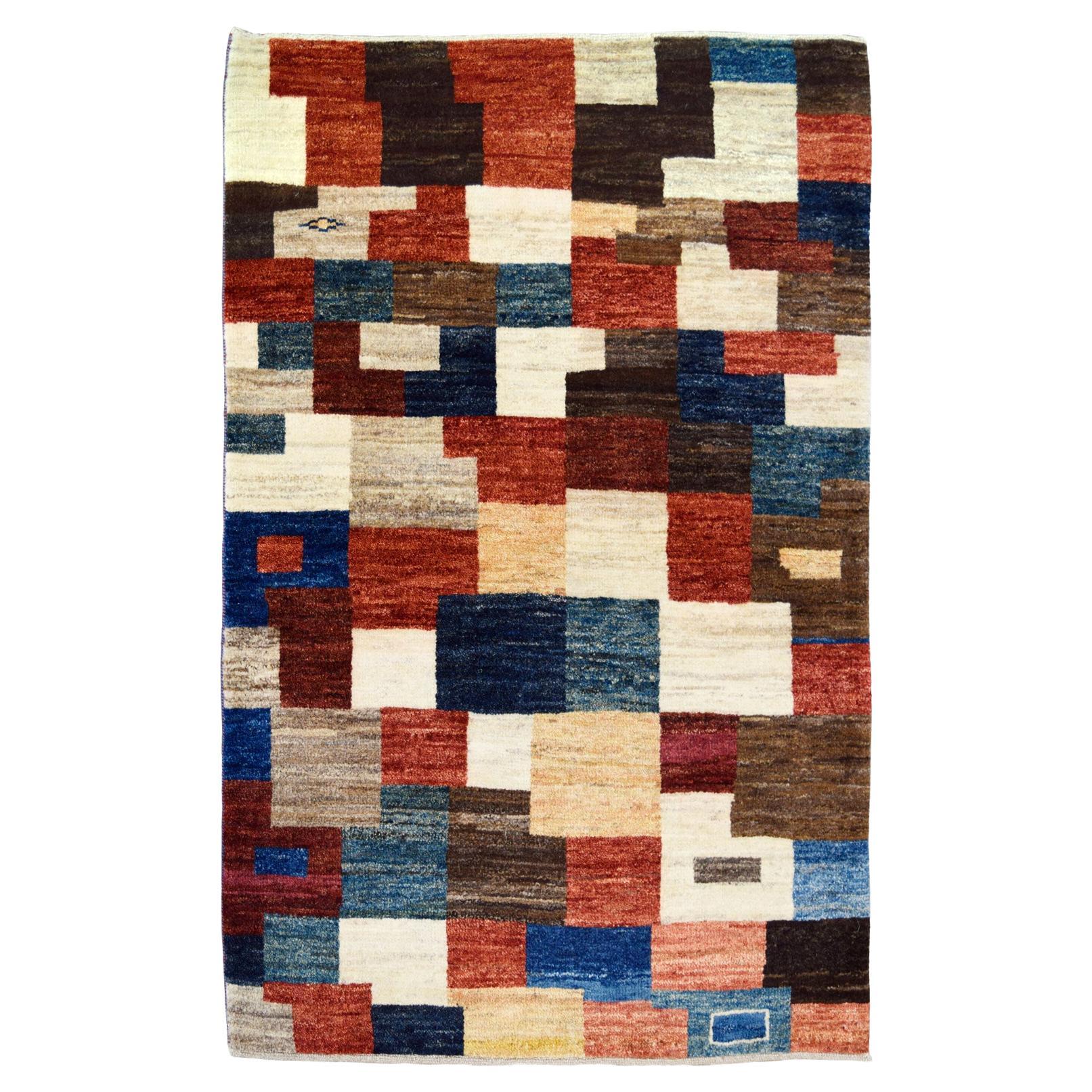 Tapis tribal persan Luri Gabbeh « The Village » en laine, bleu, rouge, taupe, 3' x 4'