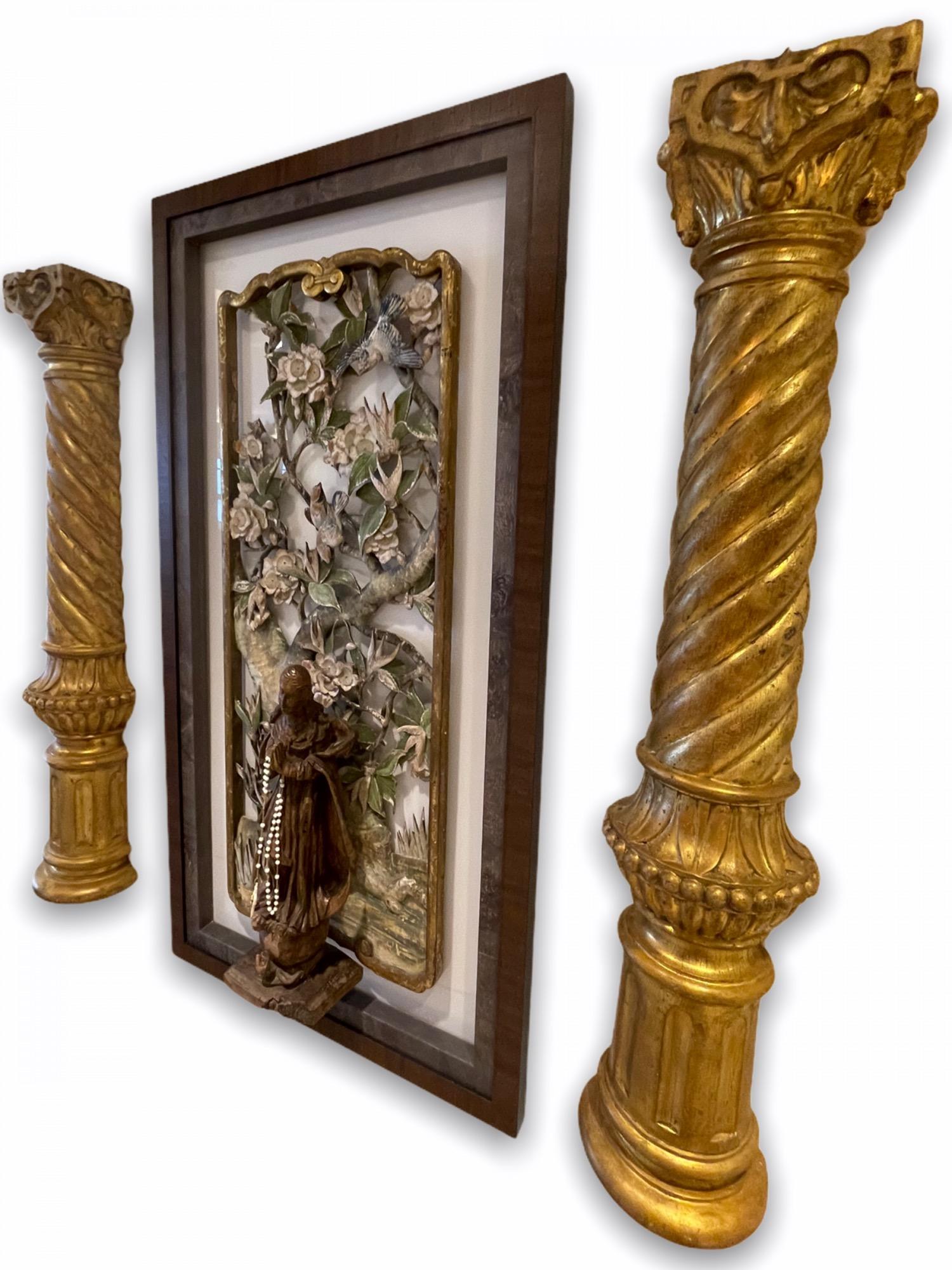 Ein aus mehreren Einzelelementen zusammengesetztes Gebilde. 

Ein Paar von frühen 19. Jahrhundert von Gold vergoldet geschnitztem Holz russischen Säulen. 

18. Jahrhundert geschnitztes, bemaltes und vergoldetes japanisches Paneel. 

Ende des