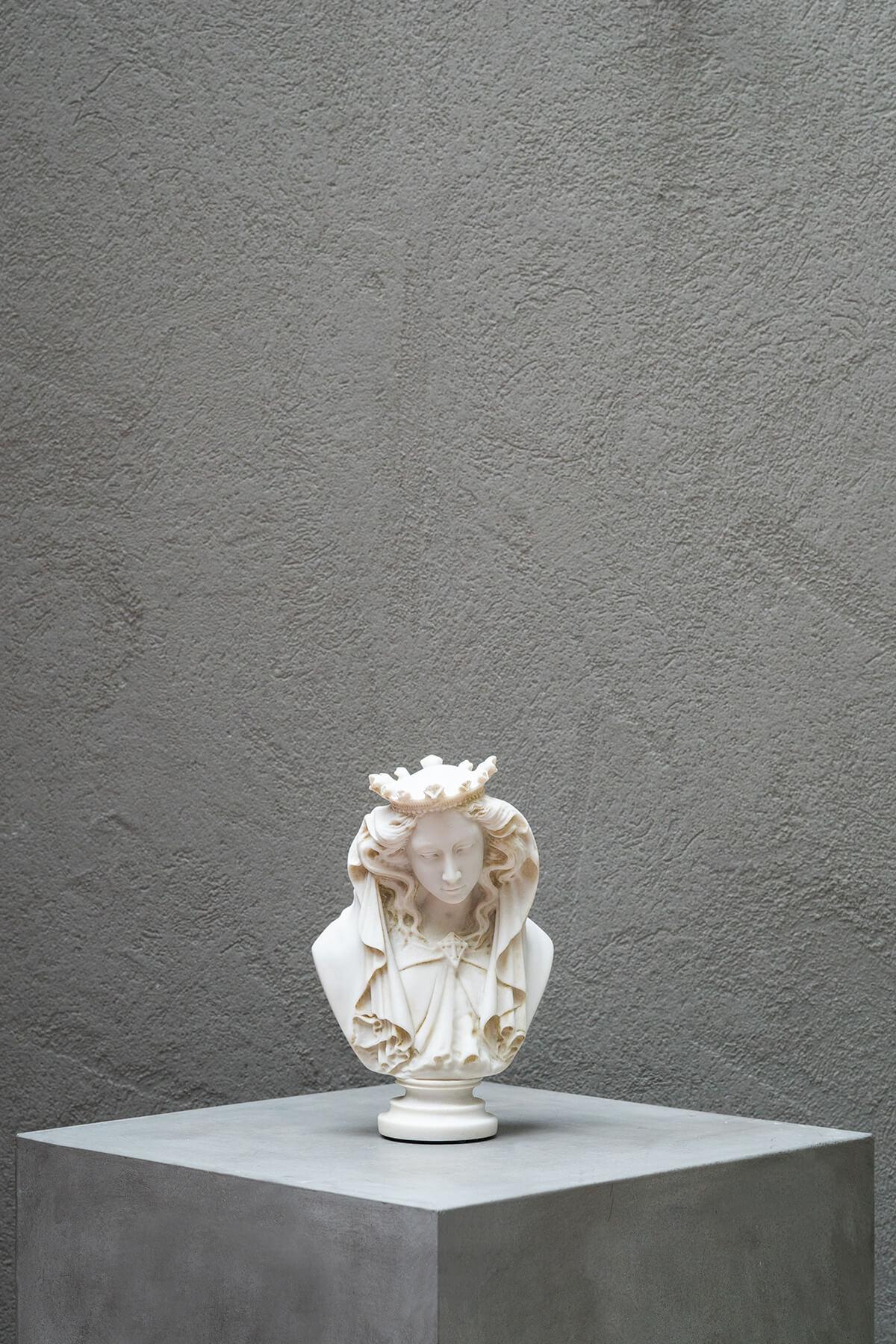Die Jungfrau Maria-Büste aus gepresstem Marmorpulver 'Virgin Mary House' Nr. 2 (Gegossen) im Angebot