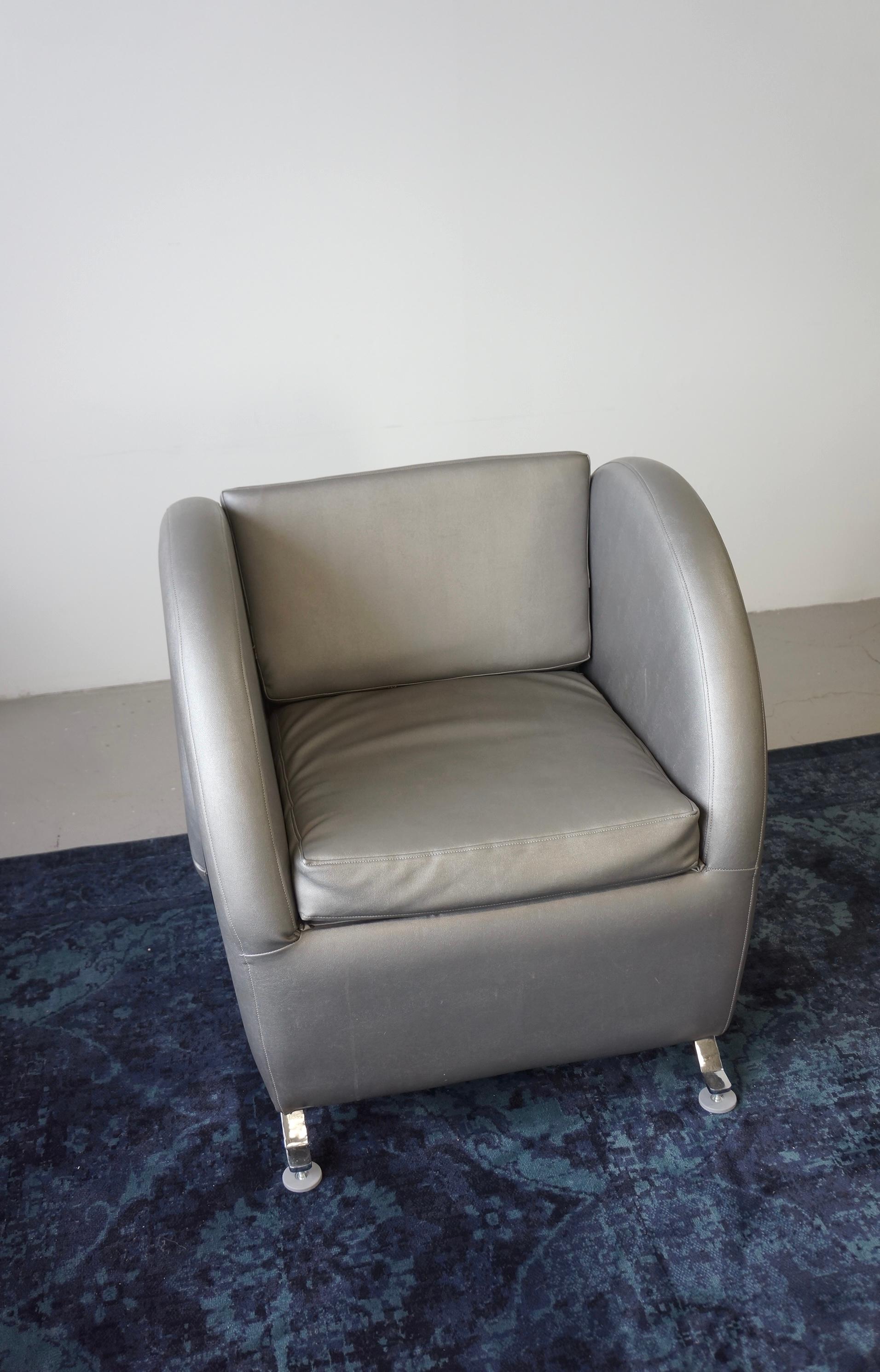 La chaise 'virgola' a été conçue par Yaacov Kaufman pour Arflex et fabriquée en 1991. Cette chaise doit son nom à sa forme 