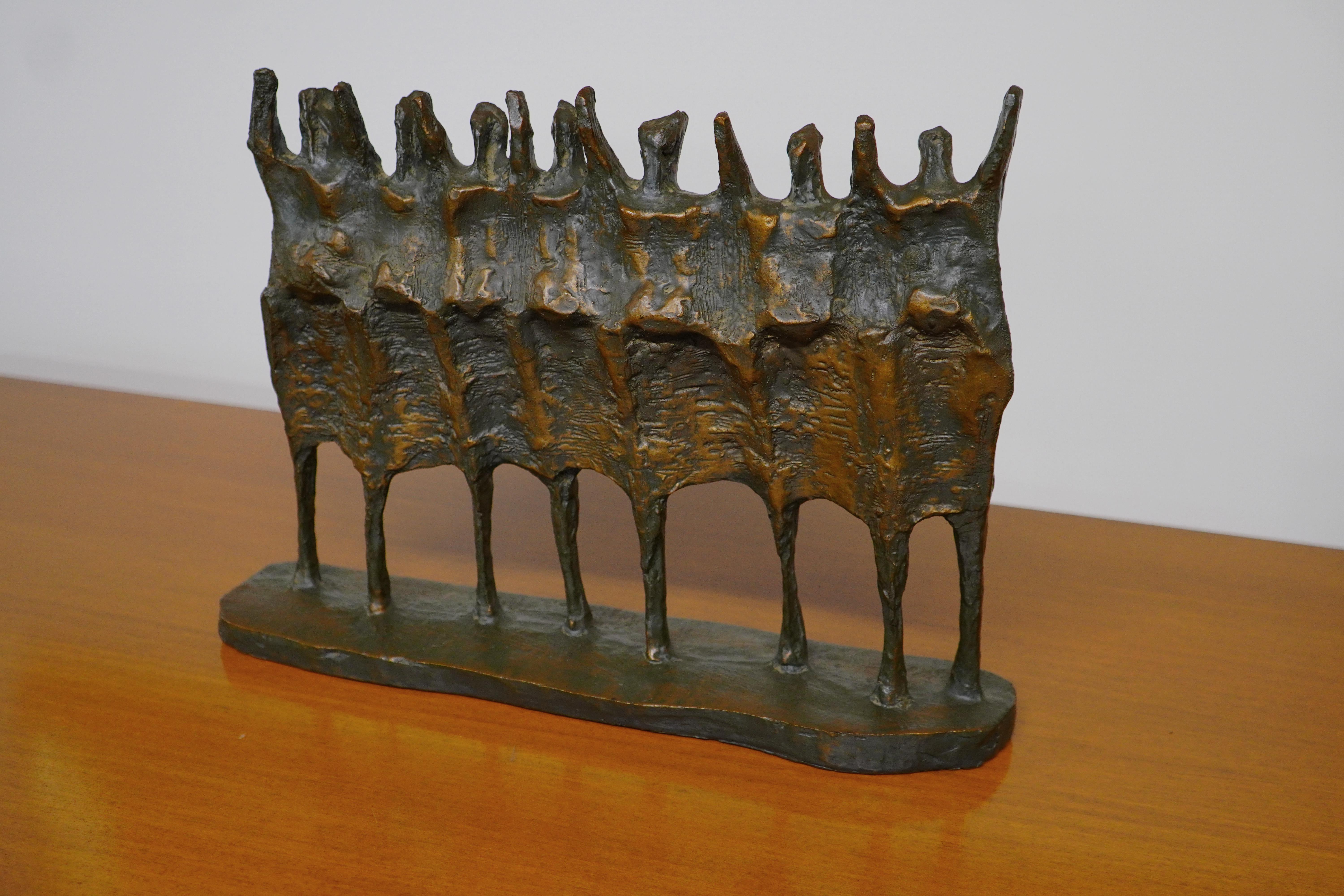 Une sculpture brutaliste de Reddy intitulée 