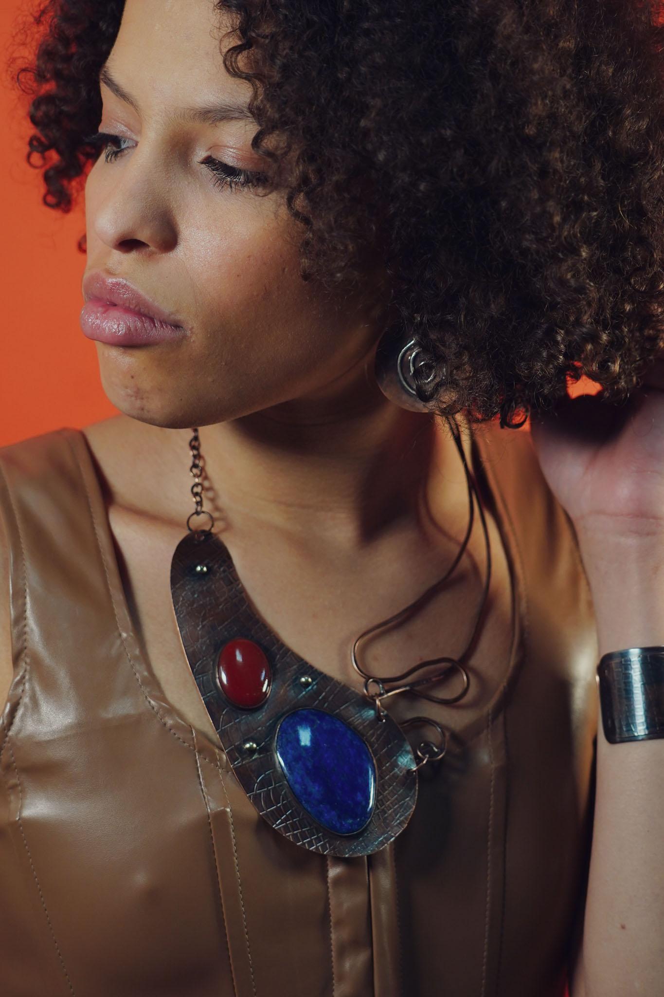 La voce: Collana di rame, lapislazzuli e corniola in vendita 5