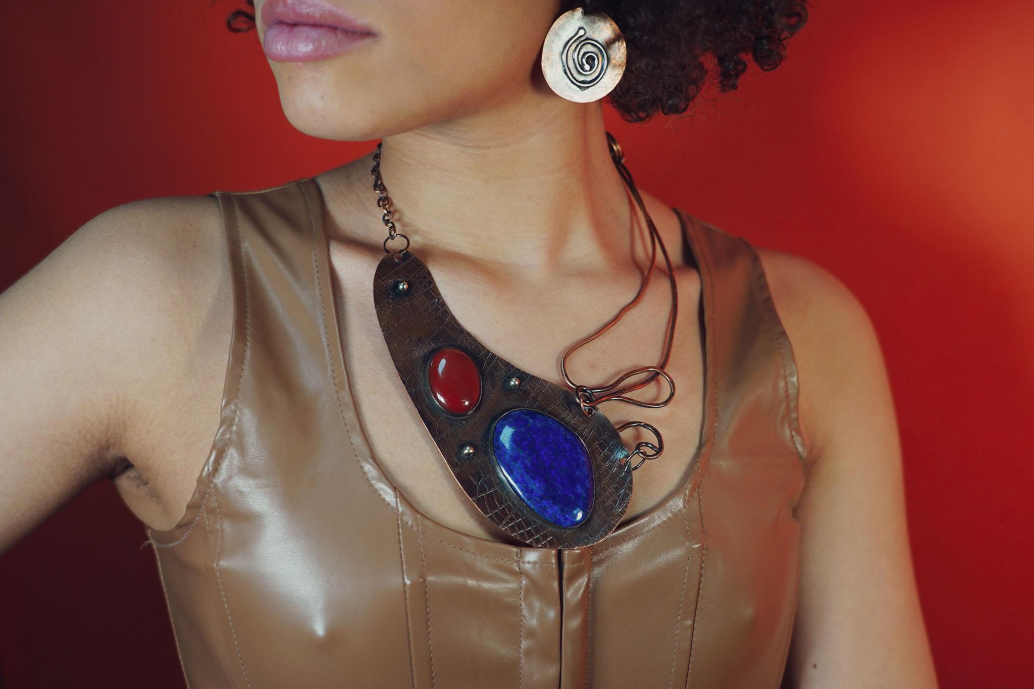 Signore, è arrivato il momento di prendere possesso della stanza e di dire la tua verità, forte e chiara. La VOICE Statement Necklace non è solo un gioiello, ma un grido di battaglia, un emblema di resistenza ed emancipazione.

Le pietre di