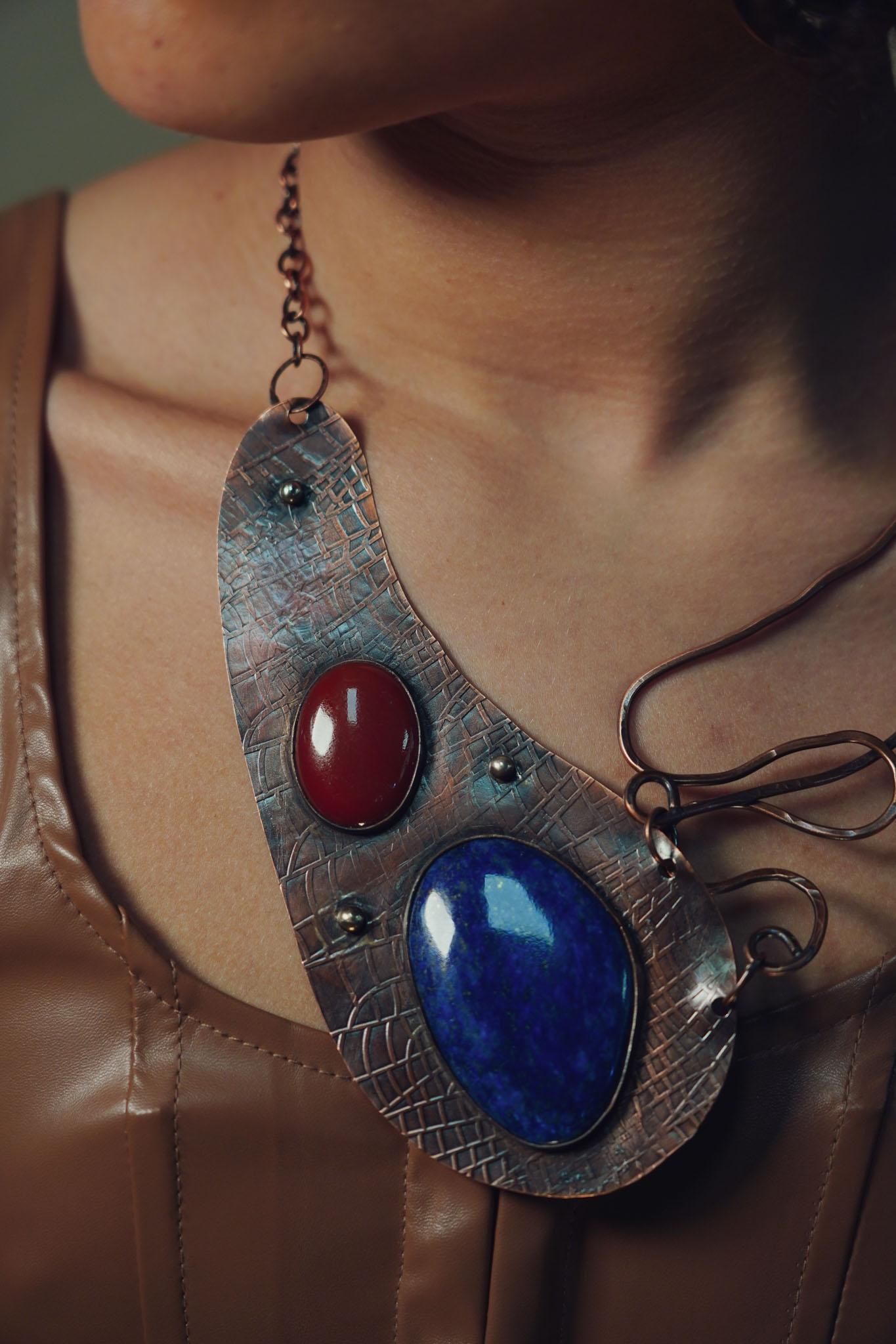 Taglio ovale La voce: Collana di rame, lapislazzuli e corniola in vendita