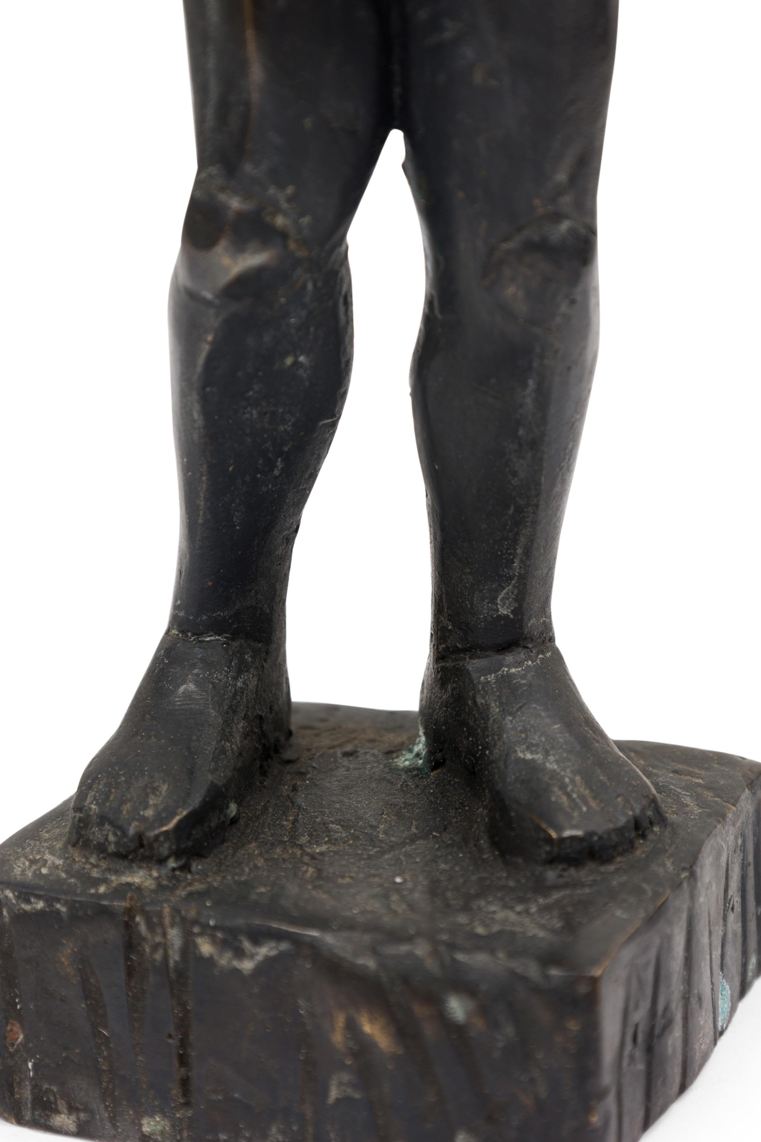 « The Wait », sculpture figurative brutaliste en bronze en édition limitée de Newel Modern en vente 1