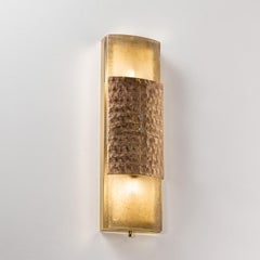 Die Wandleuchte „Wall“ mit zwei Leuchten in Grau und Gold
