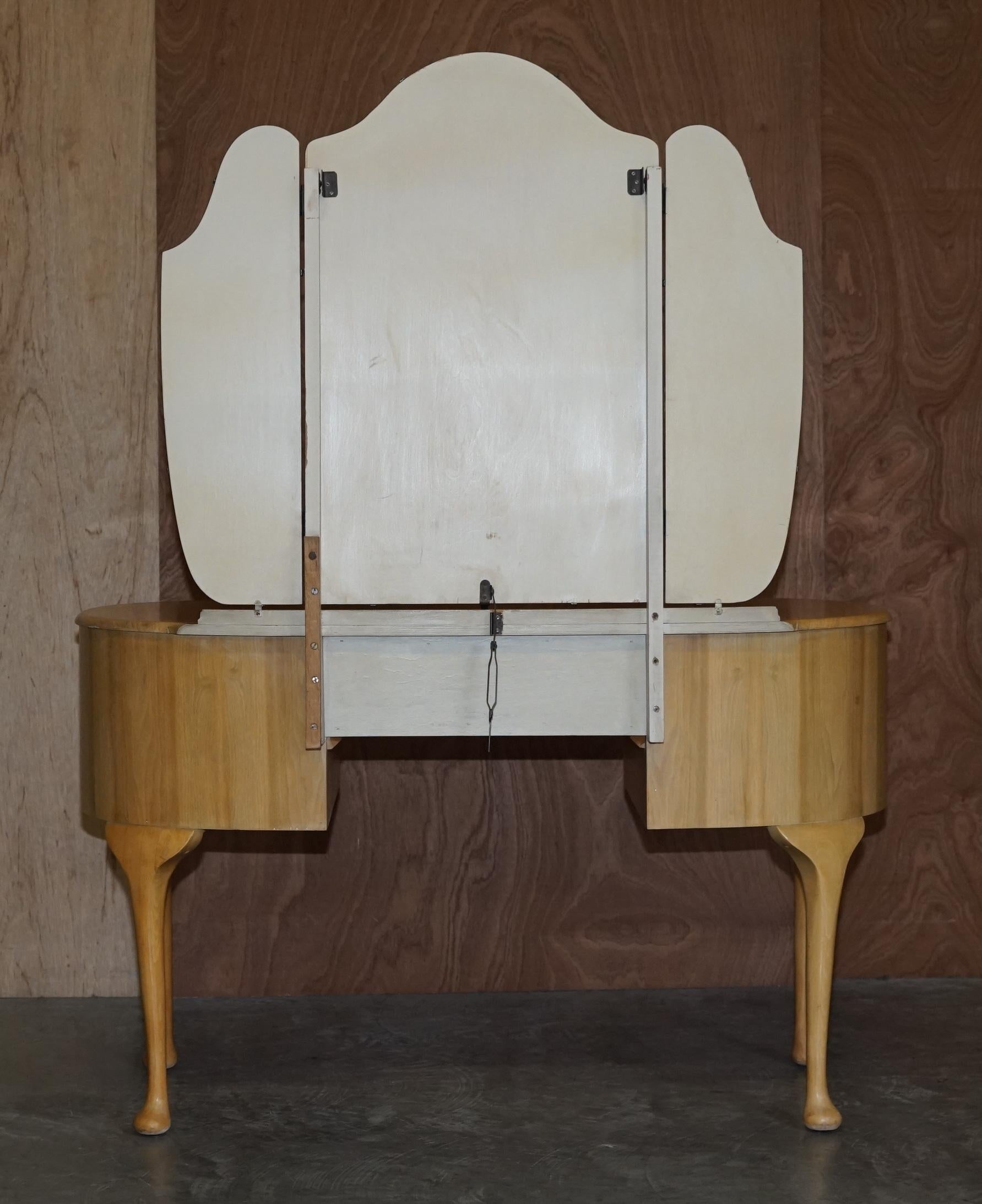 Walnut Works circa 1940's Light Walnut Dressing Table Teil einer großen Suite im Angebot 4