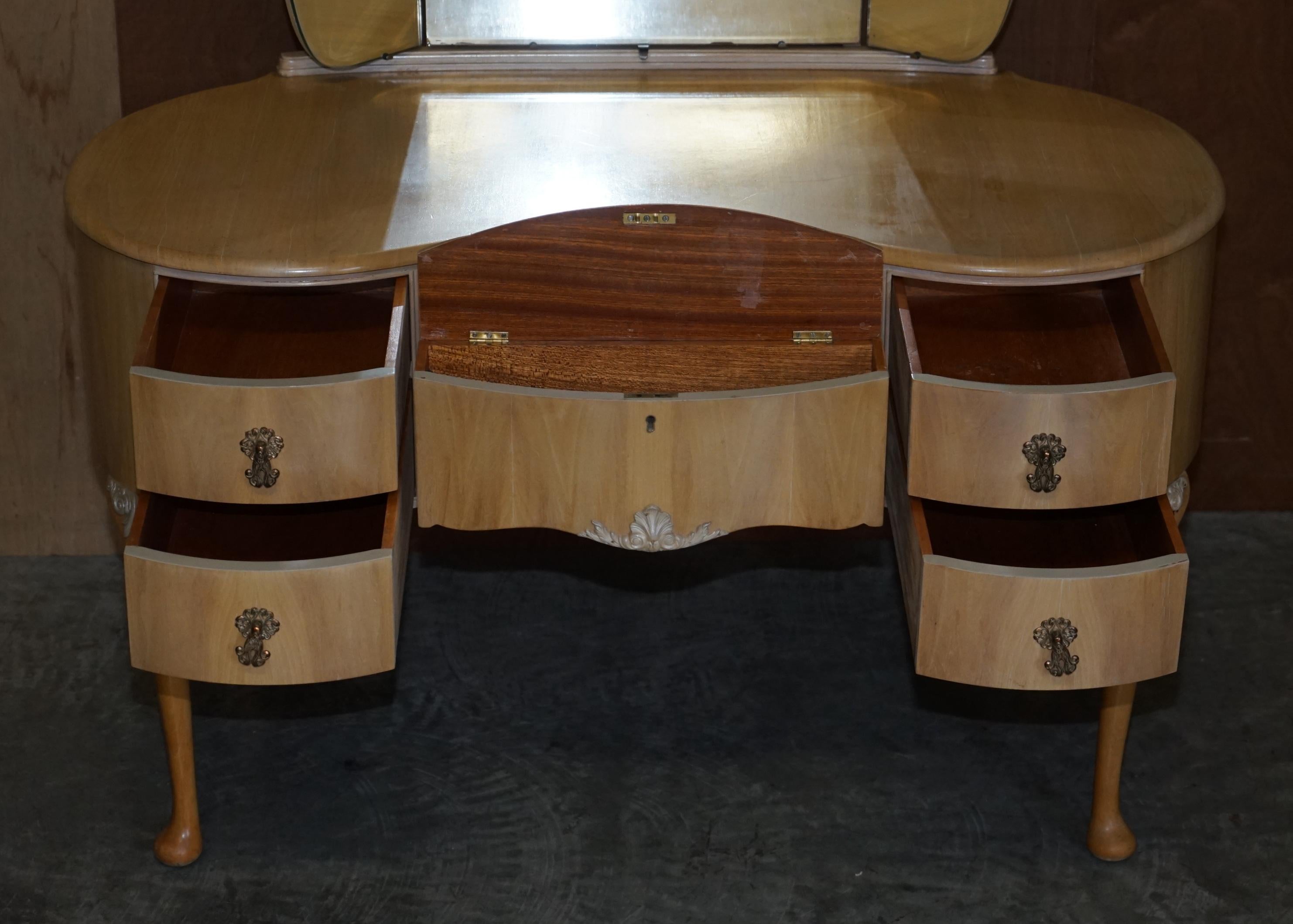 Walnut Works circa 1940's Light Walnut Dressing Table Teil einer großen Suite im Angebot 8