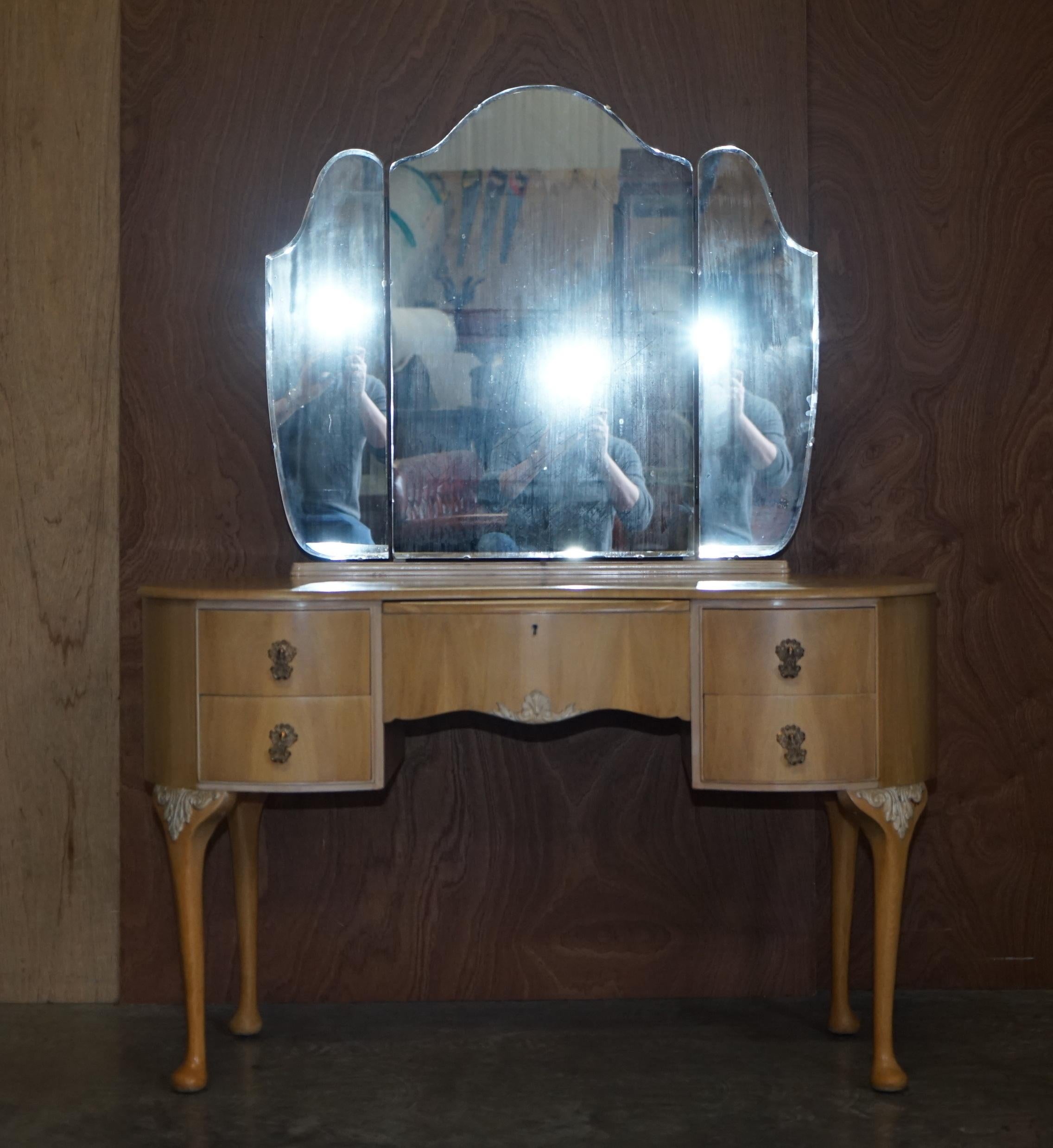 Wir freuen uns, eine schöne circa 1940's Licht Nussbaum Frisiertisch von The Walnut Cabinet Works, die Teil einer großen Suite ist zum Verkauf anbieten

Dieses Stück ist Teil einer Suite, wie erwähnt, habe ich insgesamt die Frisierkommode, zwei