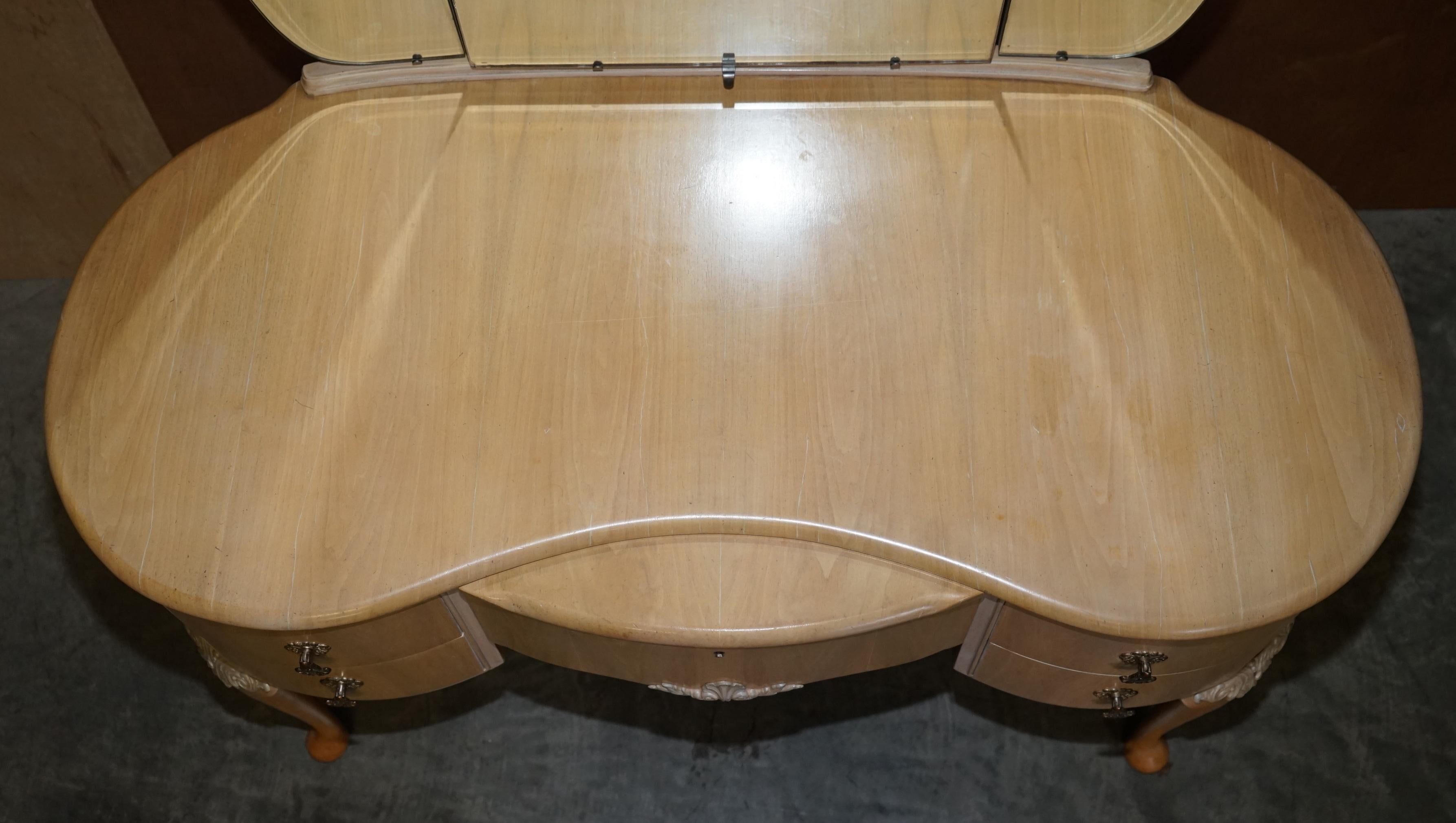 Anglais Walnut Works circa 1940's Light Walnut Dressing Table Part One of Large Suite en vente