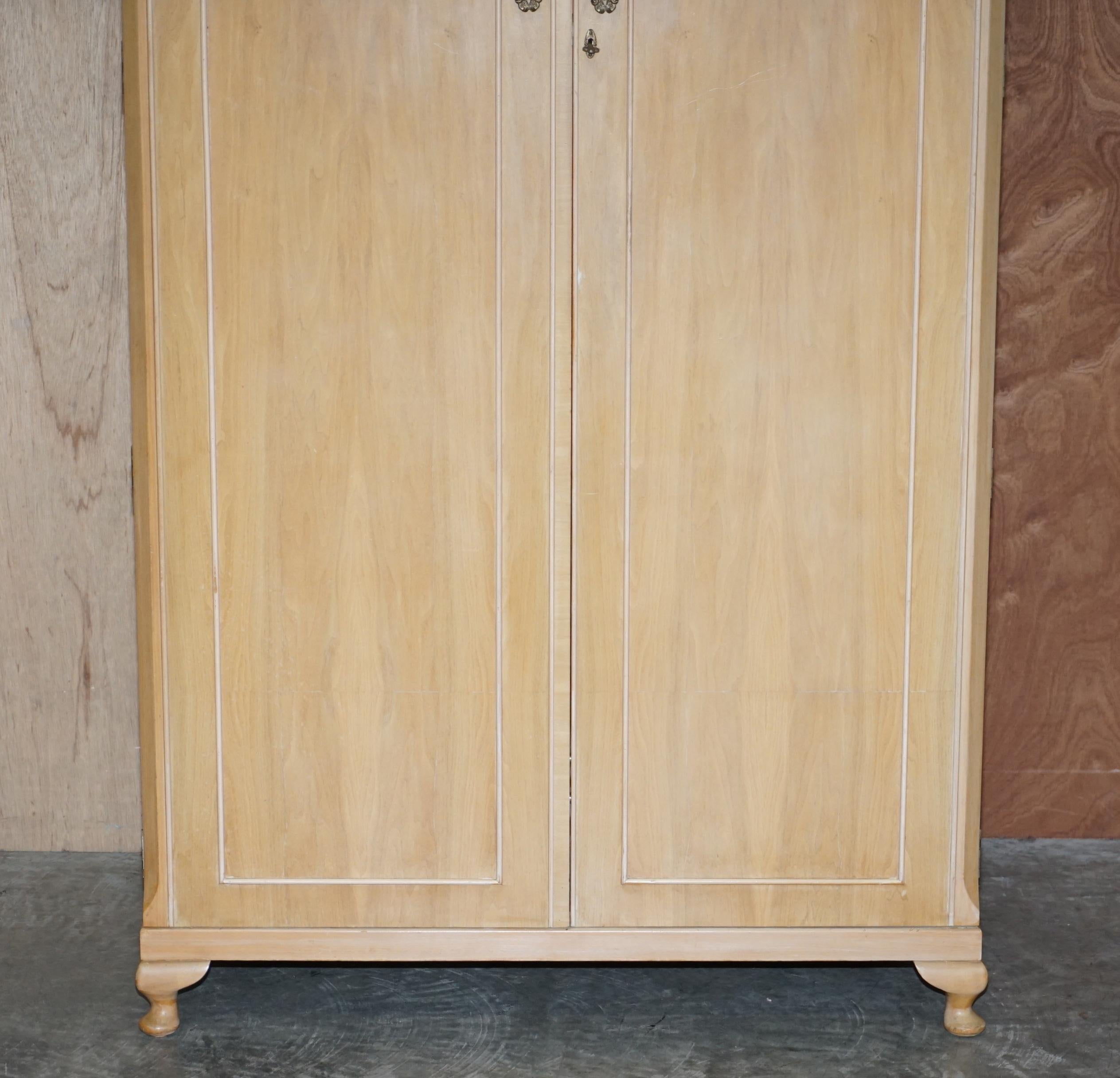 Anglais Walnut Works circa 1940's Grande armoire en noyer clair Part One of Large Suite en vente