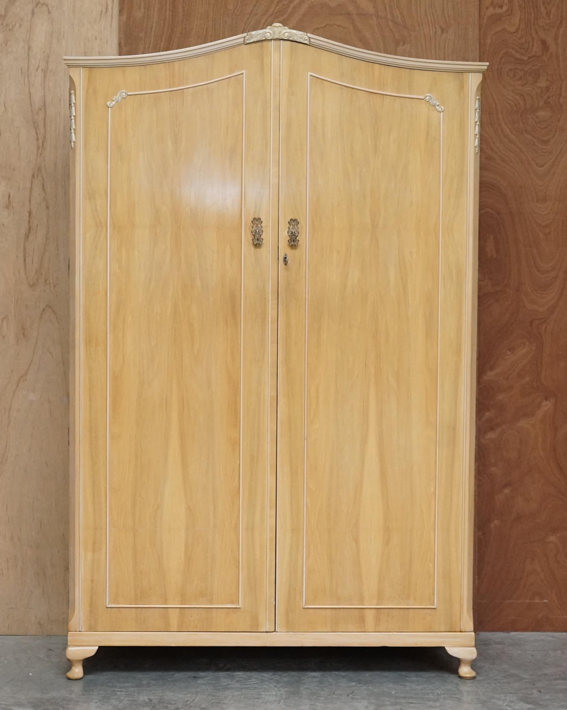 Nous avons le plaisir de vous proposer une belle armoire double en noyer clair datant des années 1940, fabriquée par The Walnut Cabinet Works, qui fait partie d'une grande suite.

Cette pièce fait partie d'une suite comme mentionné, j'ai au total