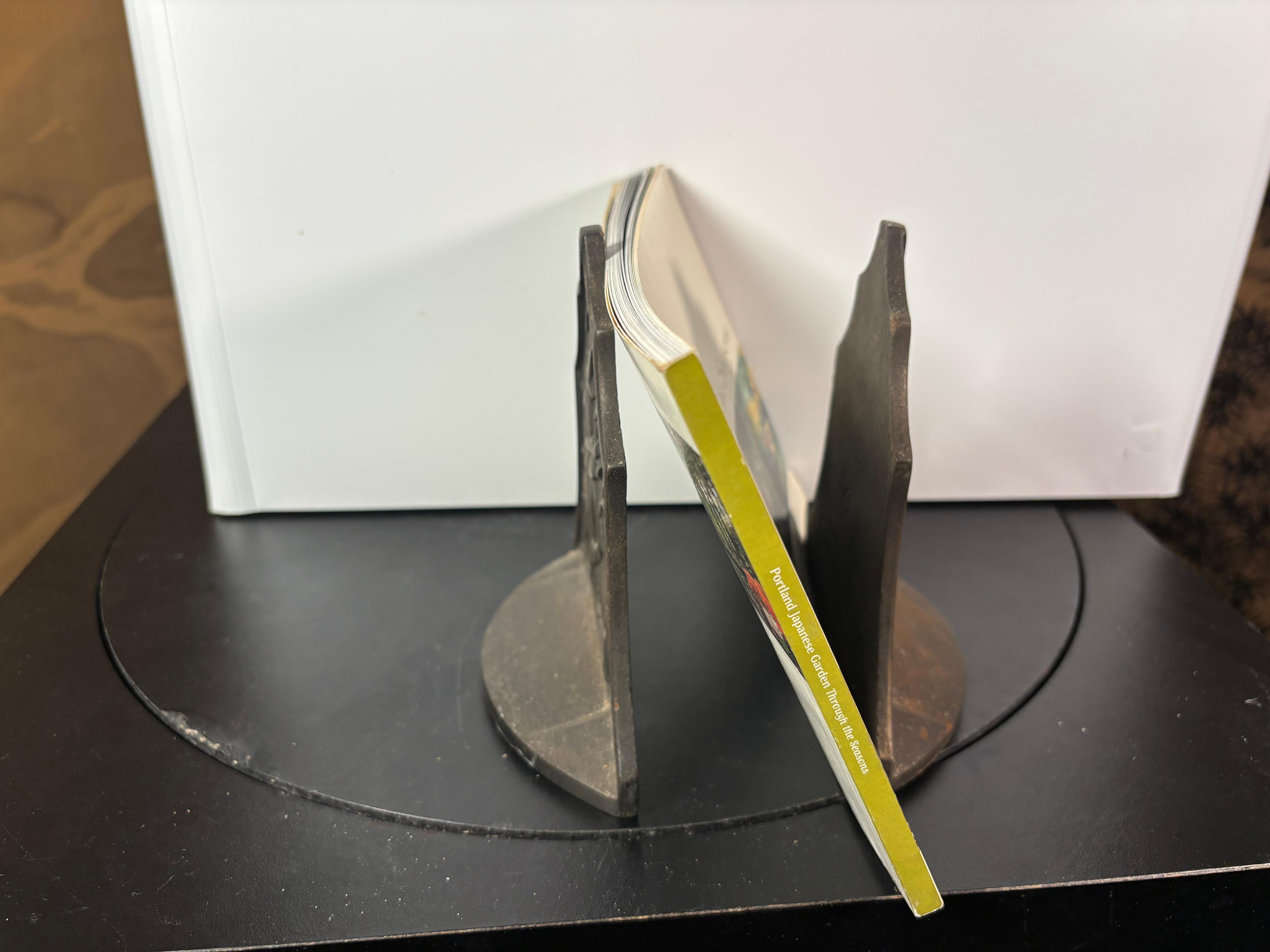 Mid-Century moderno Il suonatore di corno e il coniglio errante Coppia di fermalibri 1923 in vendita