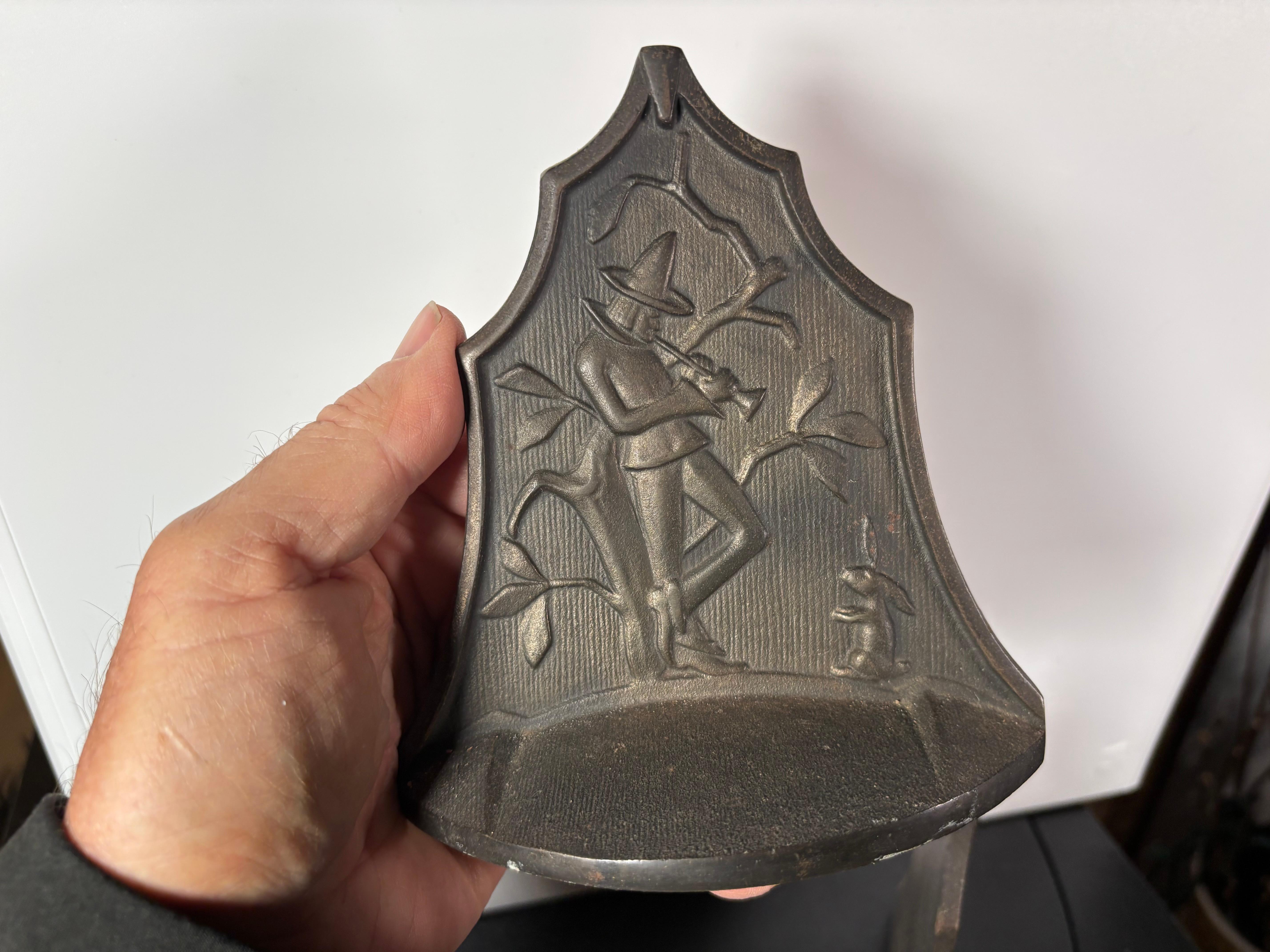 Calco Il suonatore di corno e il coniglio errante Coppia di fermalibri 1923 in vendita