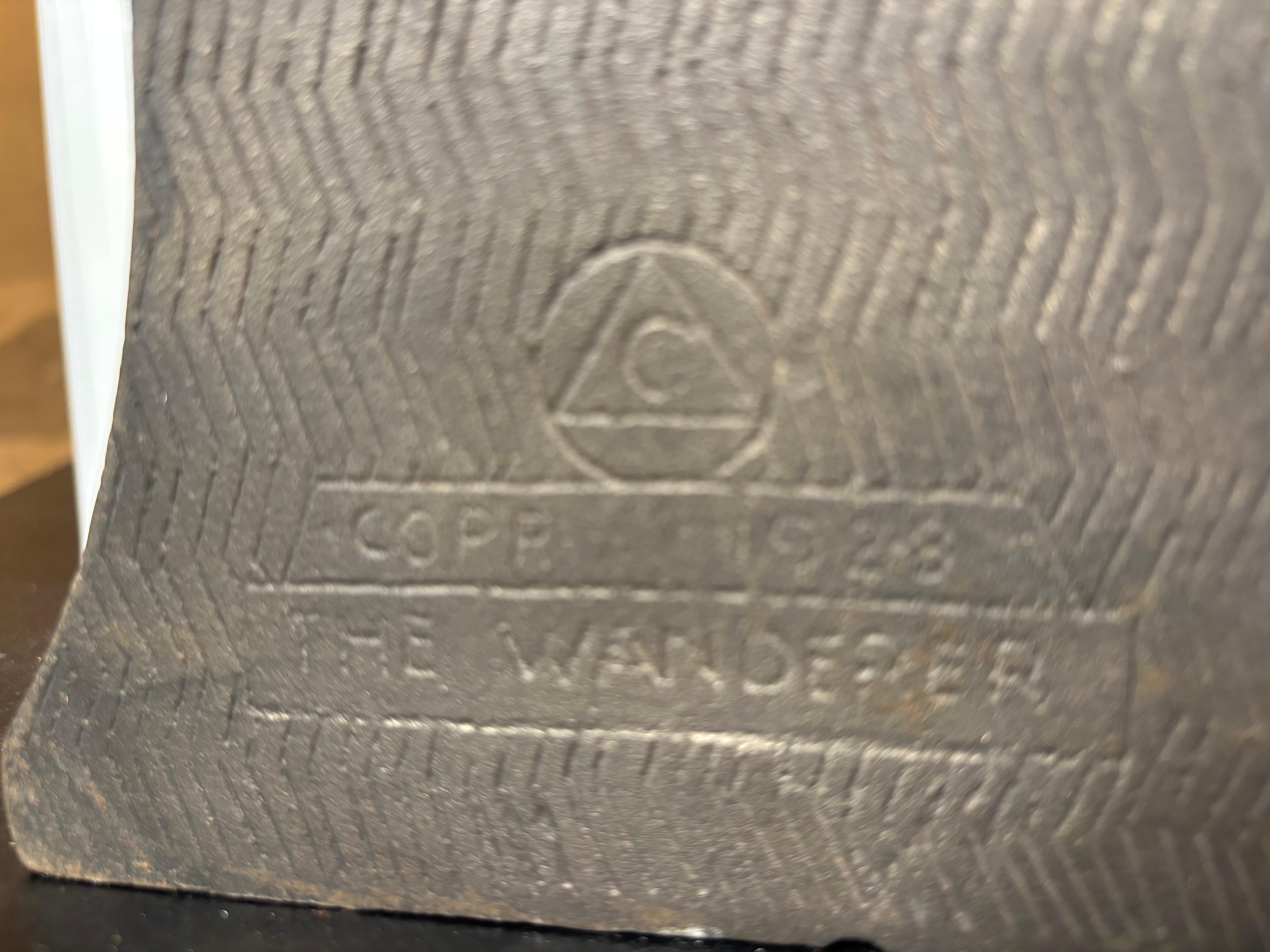 XX secolo Il suonatore di corno e il coniglio errante Coppia di fermalibri 1923 in vendita