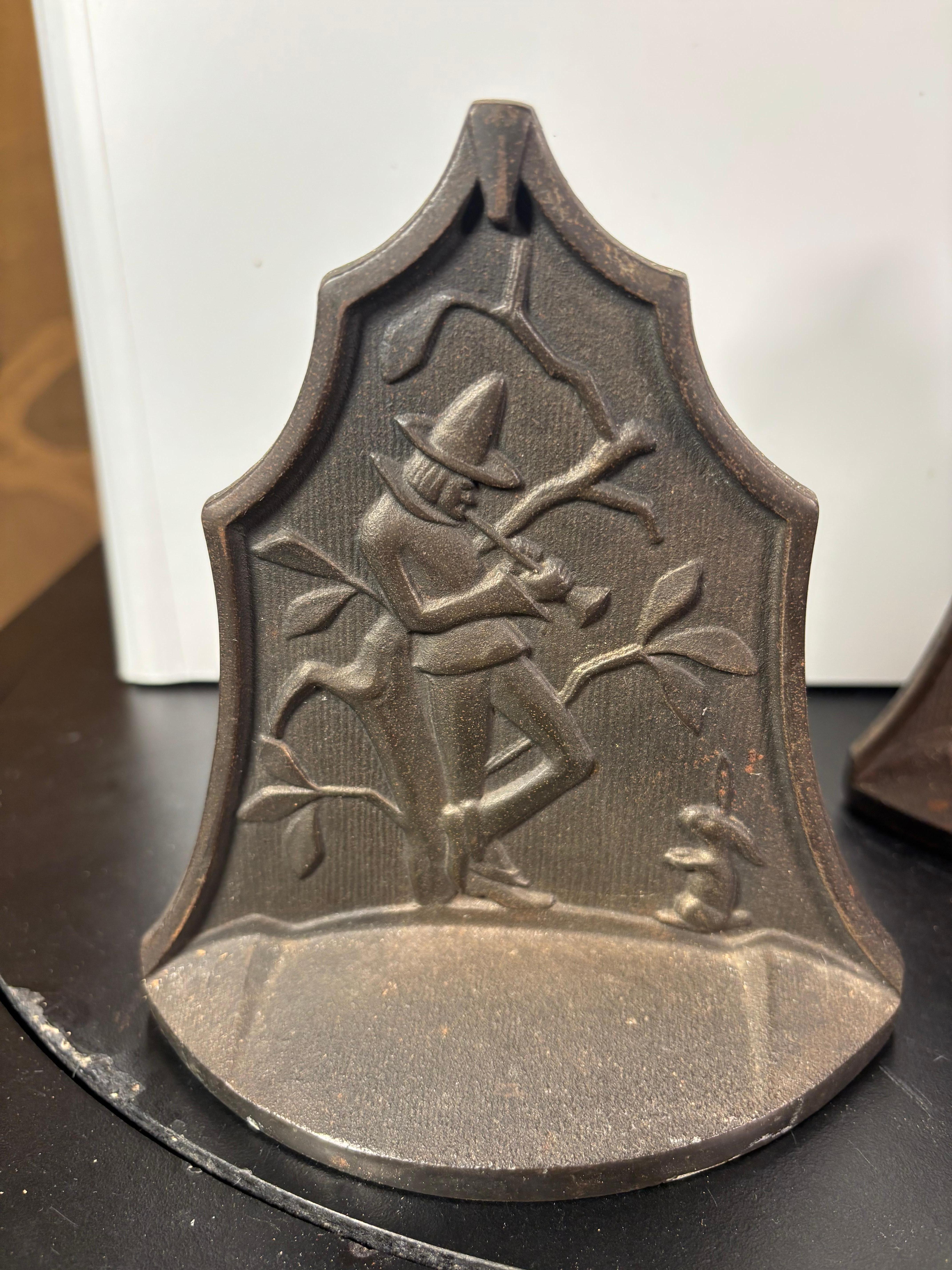 Ferro Il suonatore di corno e il coniglio errante Coppia di fermalibri 1923 in vendita