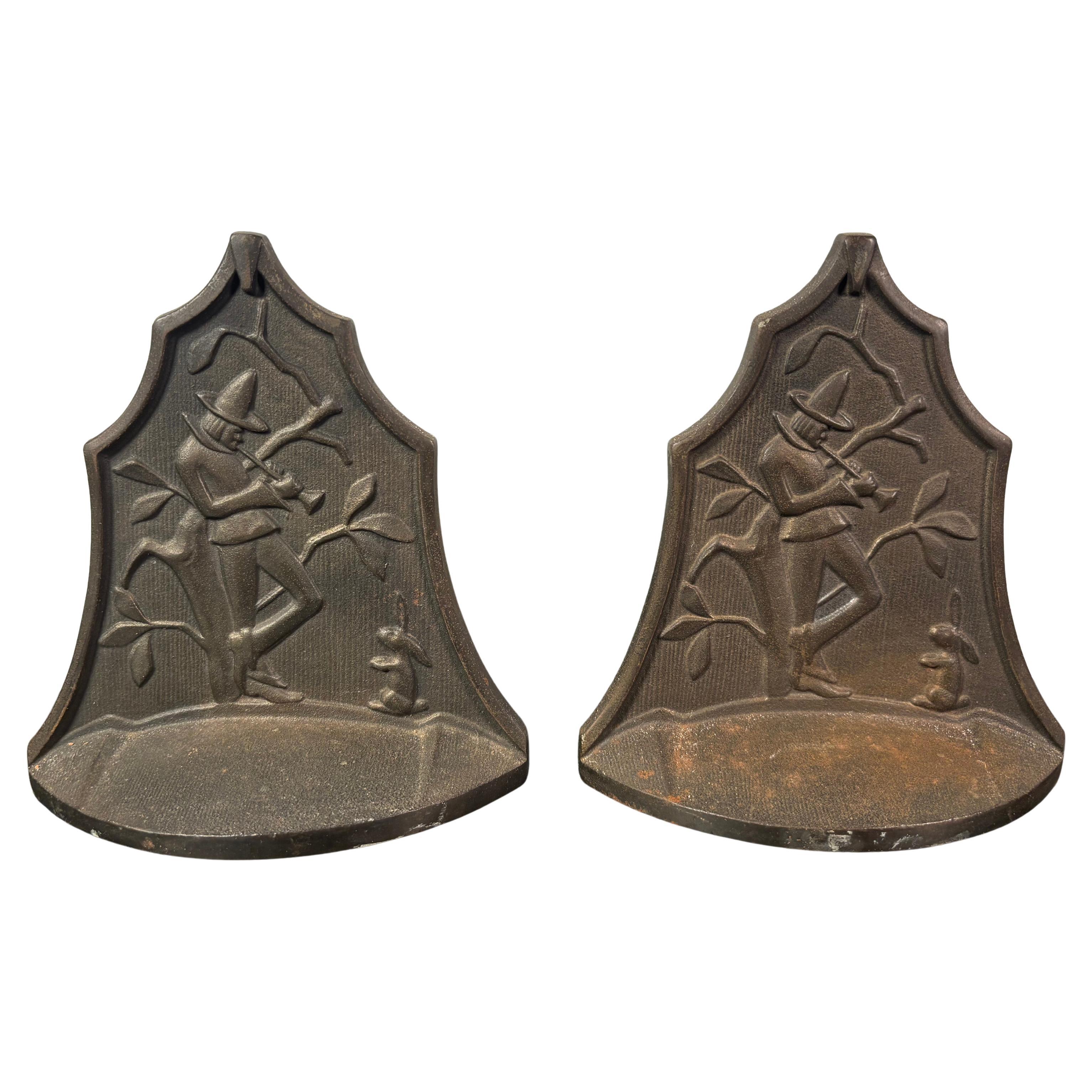 Il suonatore di corno e il coniglio errante Coppia di fermalibri 1923 in vendita