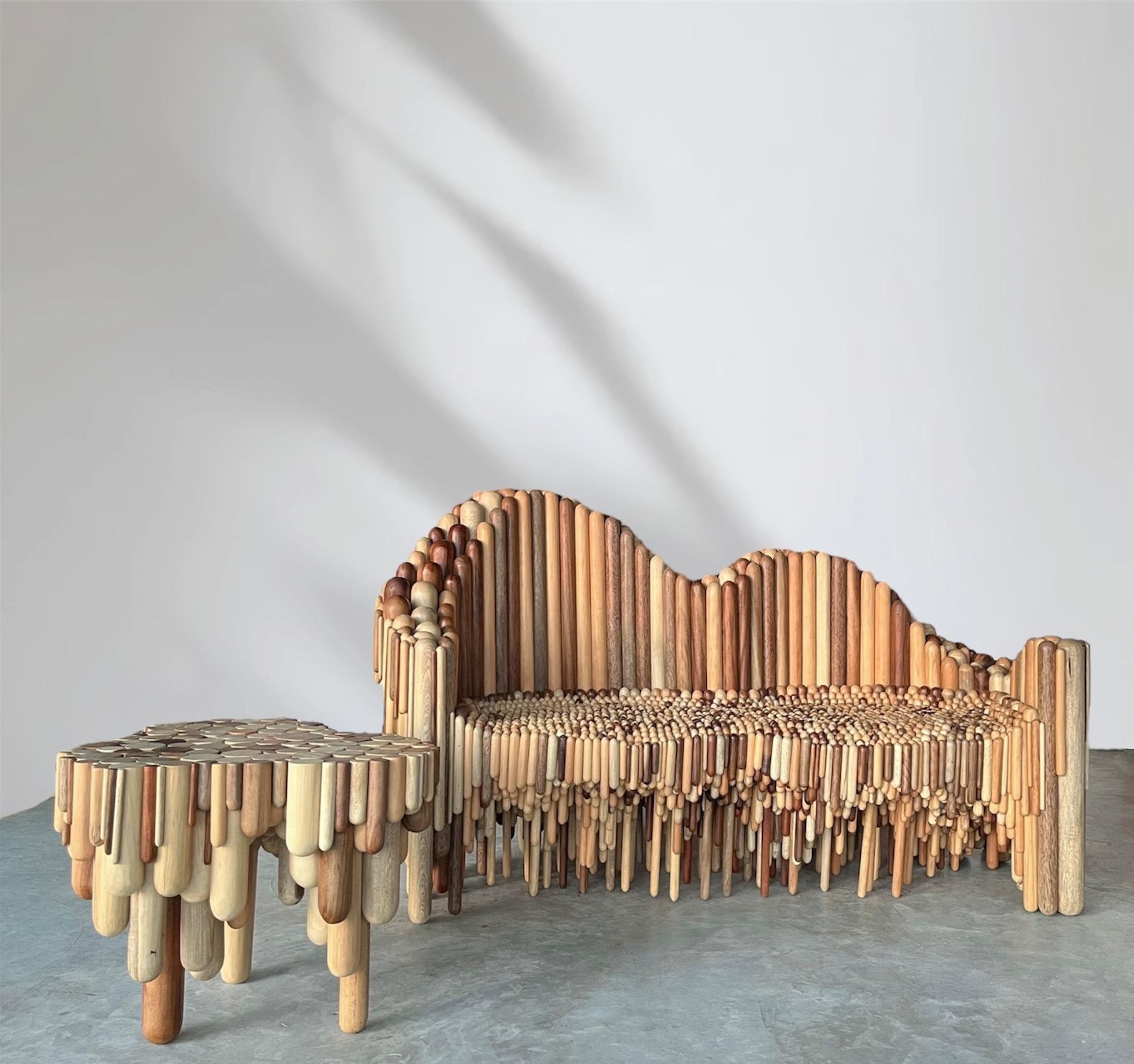 Le canapé Wave et la table d'appoint Wave par Yunior Marino
De la collection Waves 
Bois : Pin, Macuil, Parota, Palmier et Chêne
Chaque pièce est un canapé et une table personnalisés uniques.
Deux mois de fabrication, plus le temps